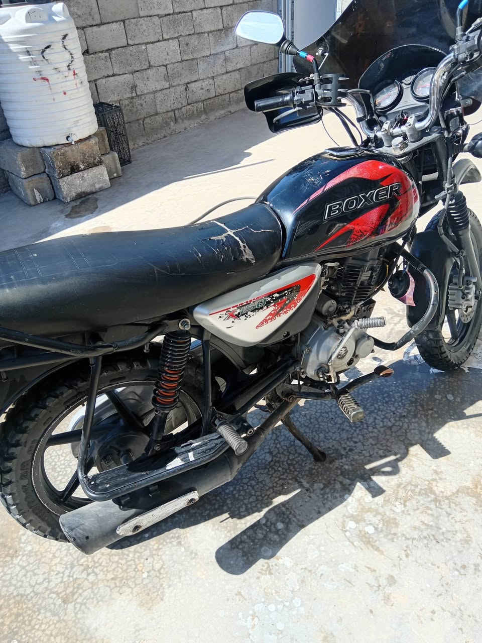 سلام عليكم عندي دراجة بوكسر موديل 2022 للبيع مابيه وراق سعر 825 وبيه  مكان بغداد بسمايا رقم *********** واتساب
