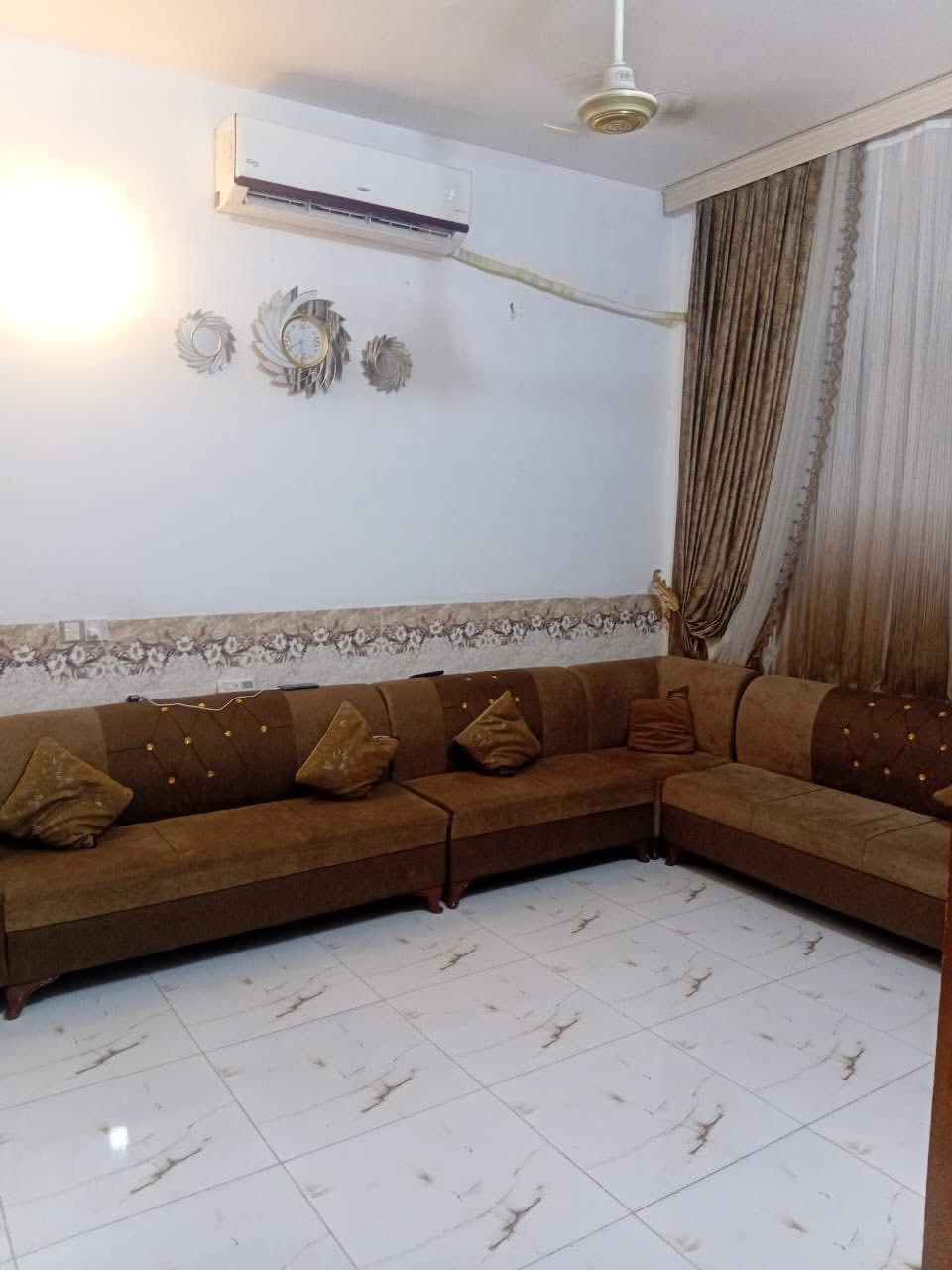 سلام عليكم بيت للبيع زراعي مساحه ٦٢ م ونص البيت نضيف مثل ماتشوفون كدامكم نضافه فول رايده ب ٦٧ مليون وبي مجال العنوان الشعب السده خلف حي المهندسين الجمعيات منطقه كامله الخدمات 
للاستفسار 
***********
