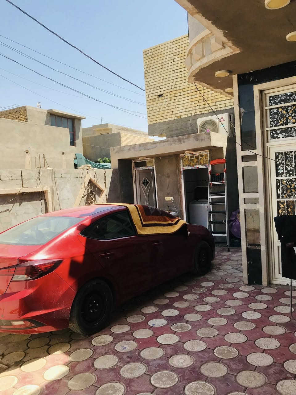 بيت للبيع مساحه ٢٠٠ متر طابو زراعي سند ٢٥ قرار محكمه بناء حديث عل حولي
مقابيل نزلت حي الضباط بيت ركن موقع حلو قريب للشارع العام 
متوفر خدمات  طابق واحد 
يحتوي على غرفتين منام وصاله على طول البيت واستقبال ومطبخ وصحيات داخلي وخارجي وكراج لسياره وسطحين وممر خلف البيت على طوله
وصاله فوك على عرض البيت تصلح غرفه 
كربلاء طويريج الحولي

*********** واتساب واتصال
