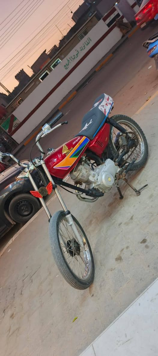 سلام عليكم دراجه نامه بلاد ادوات مكفوله عشاير دراجه جاهزه ربع ماذب عليه مكينه ماتسمعه شرط شرط عبالك طافيه كشن تفصال تانكي جديد يعني بس بانزين وتطلع مكاني بصره كرمه سعر 450 بيه مجال ***********
