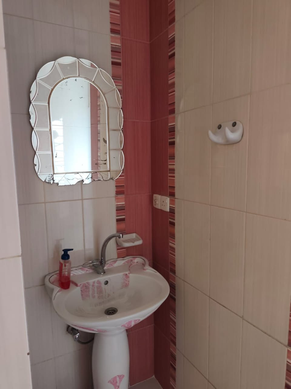 🏡 دار للبيع – حي السكر / المربع الأول

📍 الموقع: قرب جامع الساجدين
📐 المساحة: 200 م²
📏 الواجهة: 10 متر
🛣 الشارع: تبليط عرض 12 متر
🧭 الاتجاه: قبلة
📄 السند: طابو ملك صرف

🔹 مواصفات الدار:
▫️ طابقين

🔸 الطابق الأرضي:
 • هول استقبال
 • مطبخ
 • صحيات عدد 2
 • غرفتا نوم

🔸 الطابق الثاني:
 • 4 غرف نوم
 • هول
 • صحيات

📞 للاستفسار والمزيد من التفاصيل:
مراجعة مكتب العمران – سايدين السكر
***********
***********
