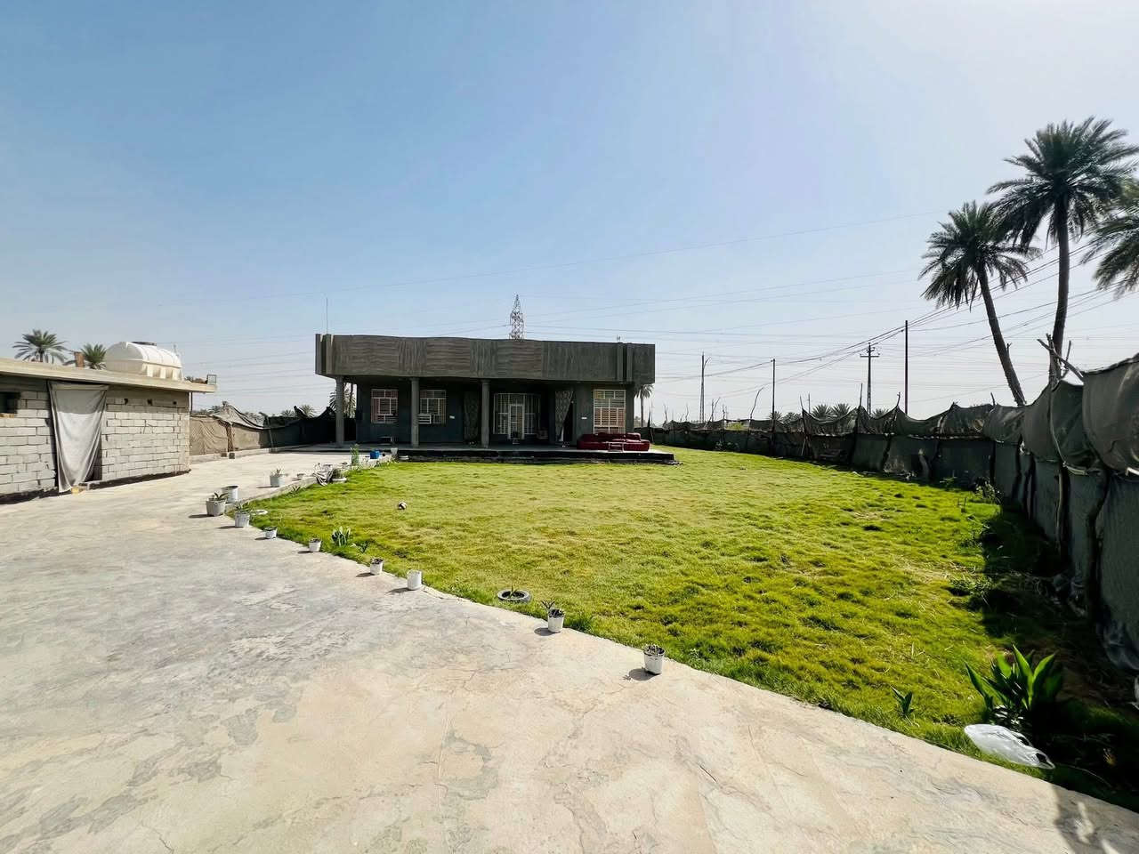 دار للبيع 
طابو زراعي سند 25
المساحه الكلية 1200
بل سند 700مع مكاتبه على المساحه متبقيه 
يحتوي على 
استقبال 4*9
مطبخ بارد 4*6
مطبخ بارد 3*3
هول كبير 16*4
هول صغير 4*6
غرف النوم الاولى 4*6 +حمام
غرف النوم الثانية 4*5
غرف النوم الثالثه 4*6
كهربائيات درجه اولى سعودي
مجاري درجه اولى سعودي
البيت مجهز بمنظومة كامرات 

عنوان 
حله—مركز المدينة — خلف معمل الغاز 
300متر عن شارع العام تبليط لباب البيت 
الوجه 52
النزال 25
السعر 250مليون

0780 473 1374
