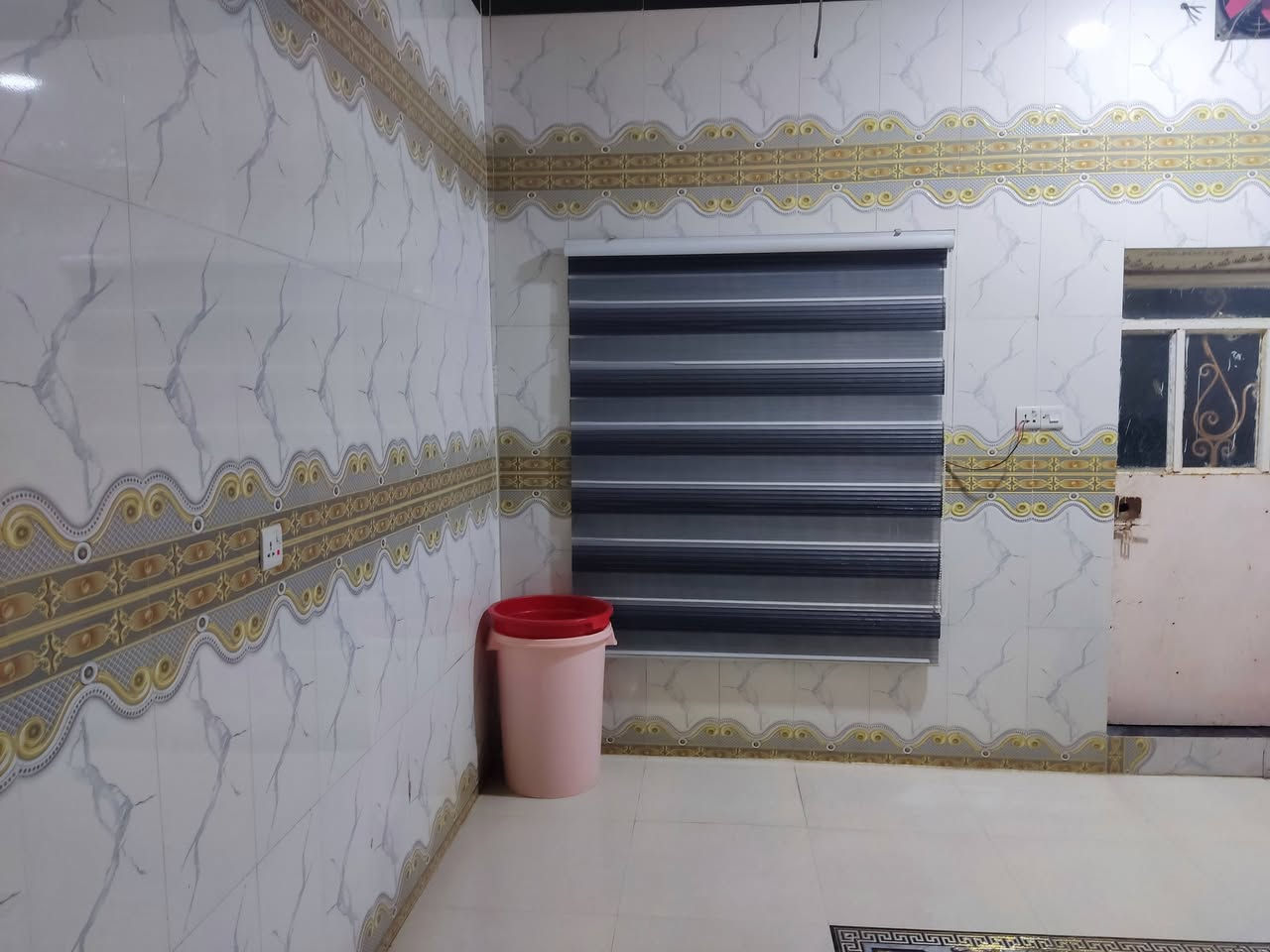 بيت للبيع زراعي المساحه 275 في حي العسكري على. سايدين البيت موقعه ركن مقابيل الحديقه
غرفتين6*5
ديوانيه 8 متر
صالتين
مطبخ
صحيات 
ساحه ترك خلف البيت
الاستفسار الإتصال ***********
 مستعدون لبيع وشراء البيوت والقطع الأراضي
