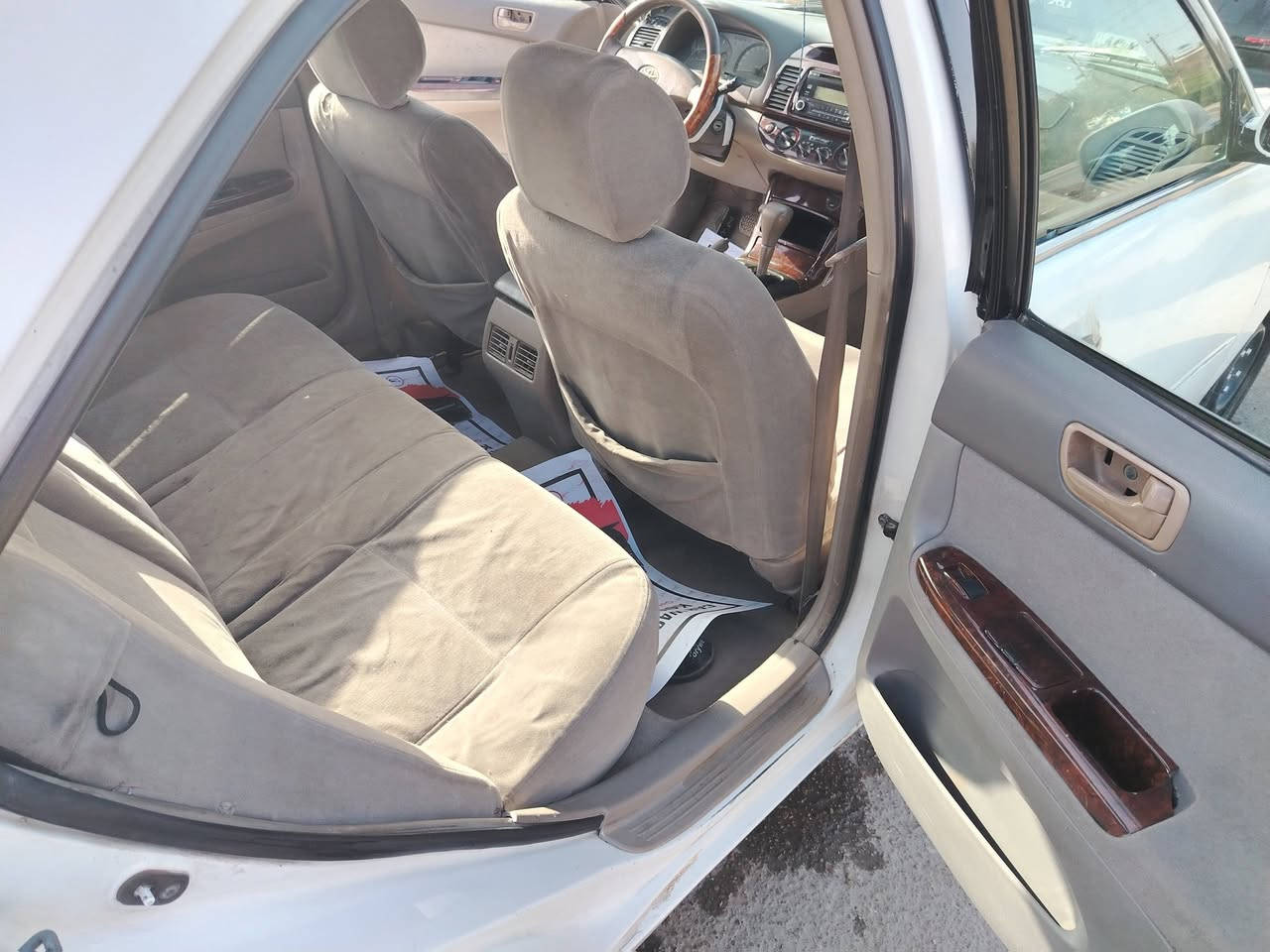 السلام عليكم كامري ٢٠٠٦ للبيع بسمي السياره الحمدلله ممتازه كير ومكينه وتبريد قبل فتره شادهم والكشر يرادله ملاحضات بيهه حادث جاملغ الخلفي ومعدل وطخه جاملغ الأمامي رايدهه٧٥وببهه مجال بسيط الرقم *********** مكاني بغداد الشرطه الخامسة
