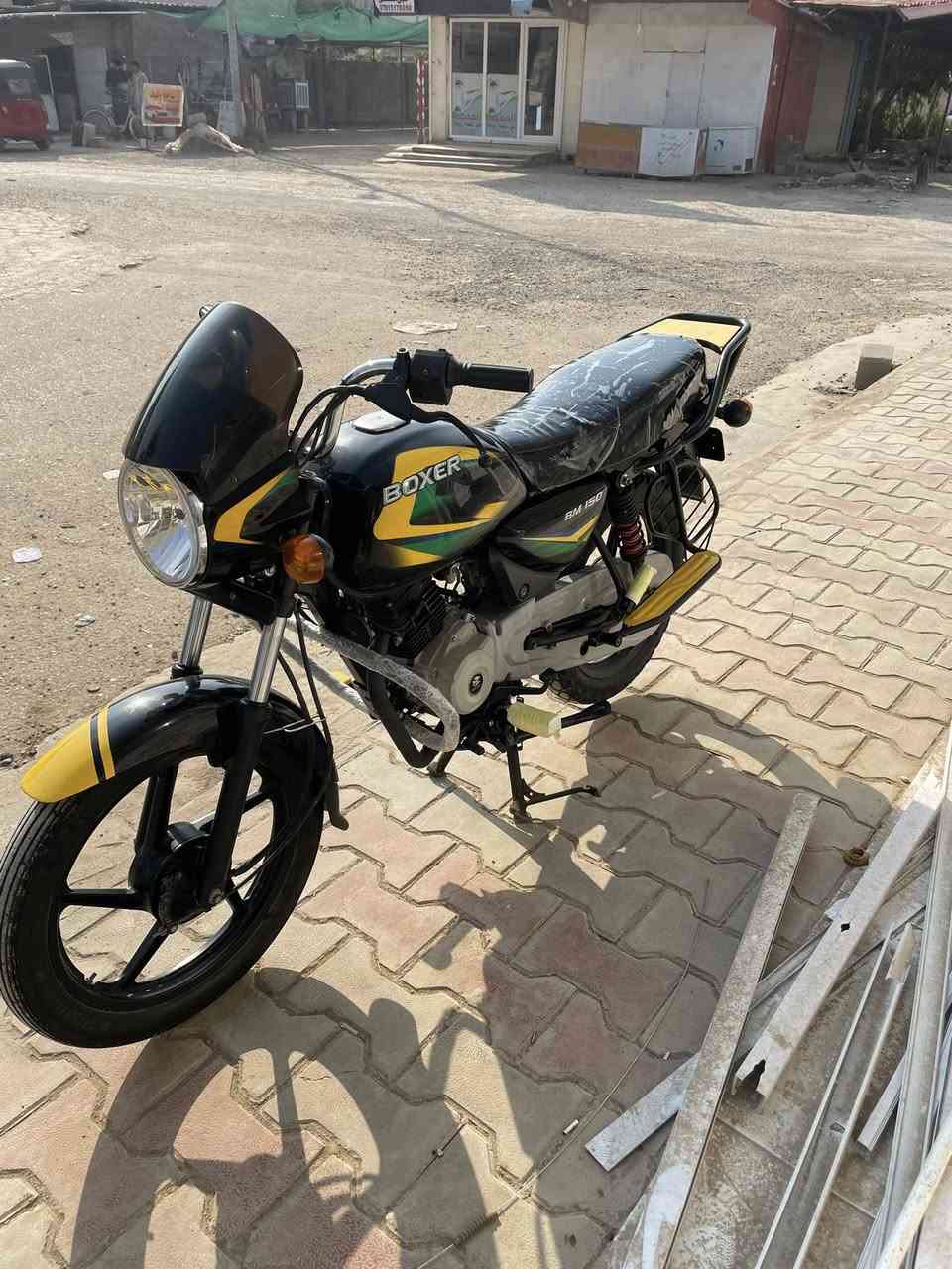 بوكسر للبيع 2022 الدراجه مكفوله كفاله عامه من كلشي شرط من شخط اوراق اصوليه شرط ترقيم  السعر 1350 وبيه مجال مكاني ديالى الخالص الشراي يتصل ***********
