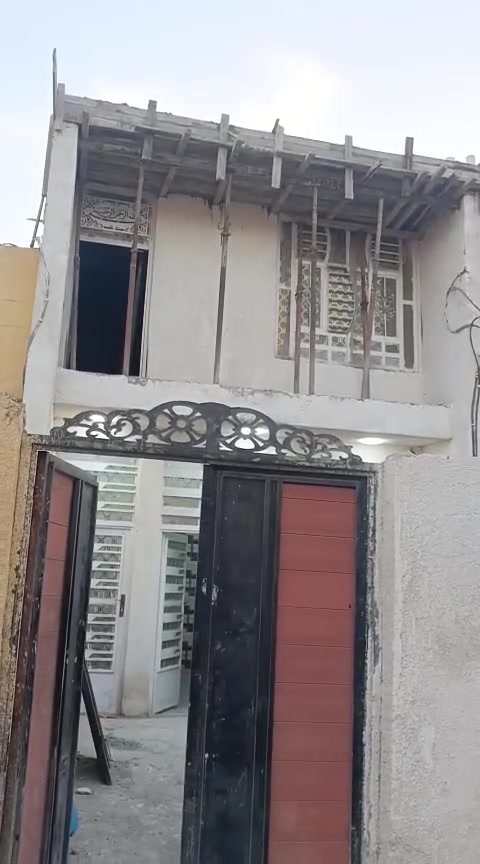 دار للبيع المساحه ١٢٠م طابق ونص زراعي قرار ٢٥ يحتوي الاول  على حوش واستقبال وصاله مطبخ وغرفة نوم وحمام داخلي وصحيات خارجية الطابق الثاني غرفه وصاله صب مسلح خدمات كامله العنوان حي دجله مقابل حي النصر شارع معرض بغداد قبل المدارس السعر ٥٥ وبي مجال الاستفسار على مكتب الوارث للعقار ***********
