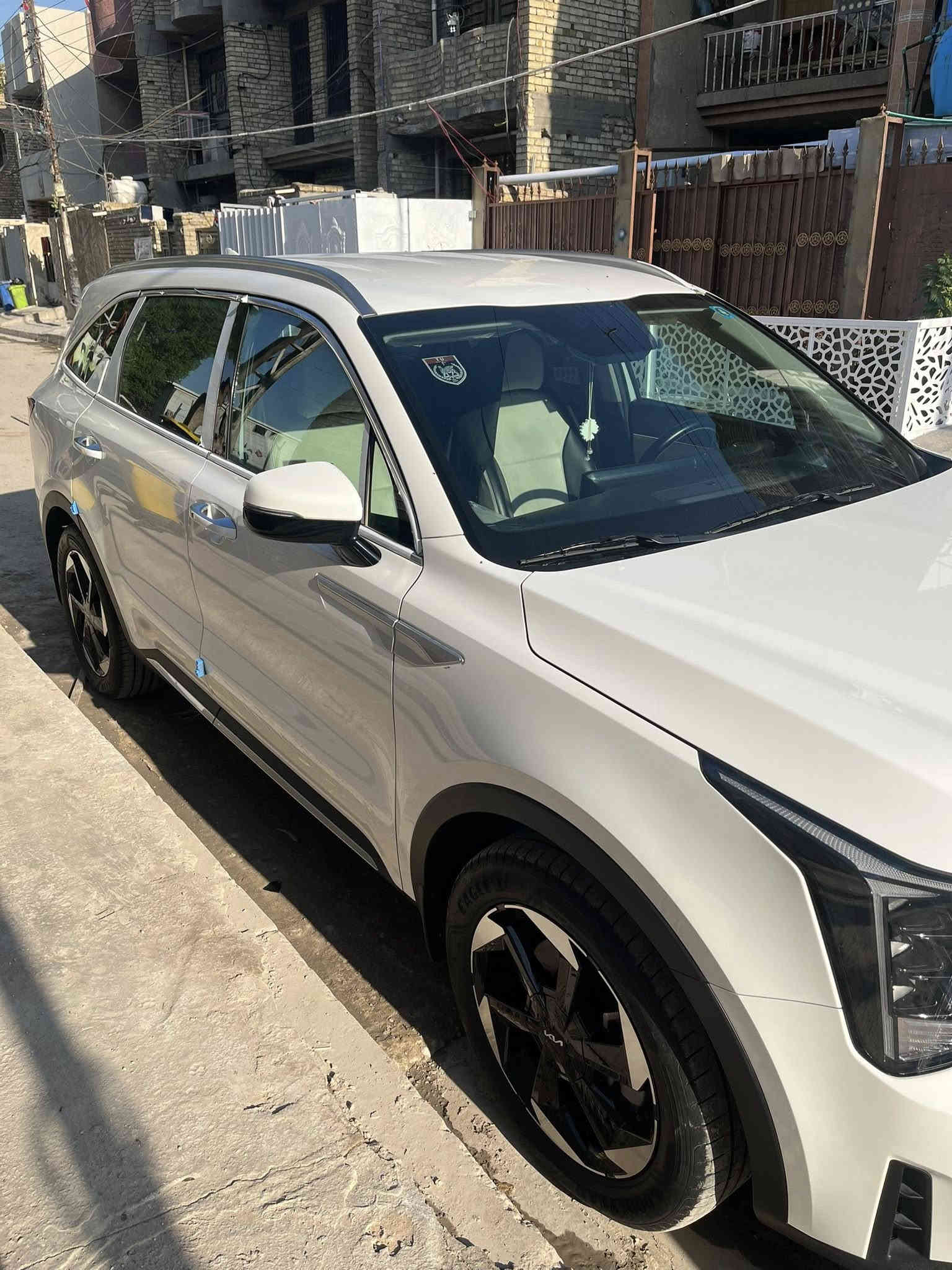 السلام عليكم 
للبيع 
الموديل : 2024 (خليجي)
كفالة عامة 
المحرك : 6 سلندر، 3500 سي سي
العداد: 22 كم
المواصفات:
كشنات مخمل وسويتلهم دوشمه ب٤٠٠ دولار درجه اولى
شفتات استيرن
كير ماوس
*مقاعد مخمل
* دخول وتشغيل بصمة مع تشغيل عن بعد.
* هاند بريك كهربائي مع صندوق خلفي كهربائي.                           إنارة داخلية متعددة الألوان
* عدادات رقمية متصلة مع شاشة وسطية كبيرة
* نظام عرض المعلومات
.Android Auto و Apple Carplay نظام *
* مكيف ثلاثي المناطق مع وحدة تحكم خلفية
* أنظمة قيادة متعددة ومثبت سرعة ذكي
* مرايا كهربائية قابلة للطي وتحكم آلي بالنوافذ
* المصابيح الأمامية والخلفية زينون مع كشافات ضباب
* نظام صوتي فاخر مع شحن لاسلكي
* حساسات أمامية وخلفية
* إطارات قياس 20 انج
* ⁠اللون أبيض
رقم بغداد باسمي تحويل ثاني يوم
* ⁠مكان السياره بغداد 
* للأستفسار على الرقم  ⁠***********
