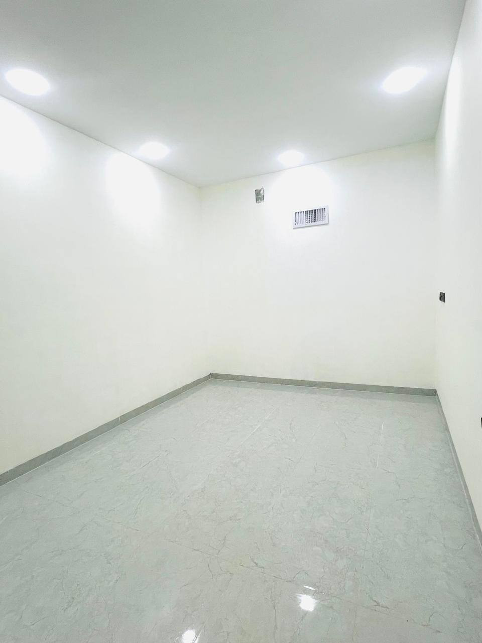 ‎دار للبيع في حي الملايين الاولى قرب جامع الصواف
‎المساحة:150م  | الواجهة:7.5

‎🔹 الطابق الأول: استقبال + هول + مطبخ + غرفتين نوم / صحيات داخليه وخارجيه 

‎🔹 الطابق الثاني: 3 غرف نوم  مع احد الغرف سويت + هول + صحيات

‎تسليم البيت فوري 🔸نظام البيت سبالت +دكتات +كاميرات

صنف الأرض مللك صرف 
الاستفسار 
***********ابو رعد
*********** ابو عمر
*********** رعد بيغمبرلي
