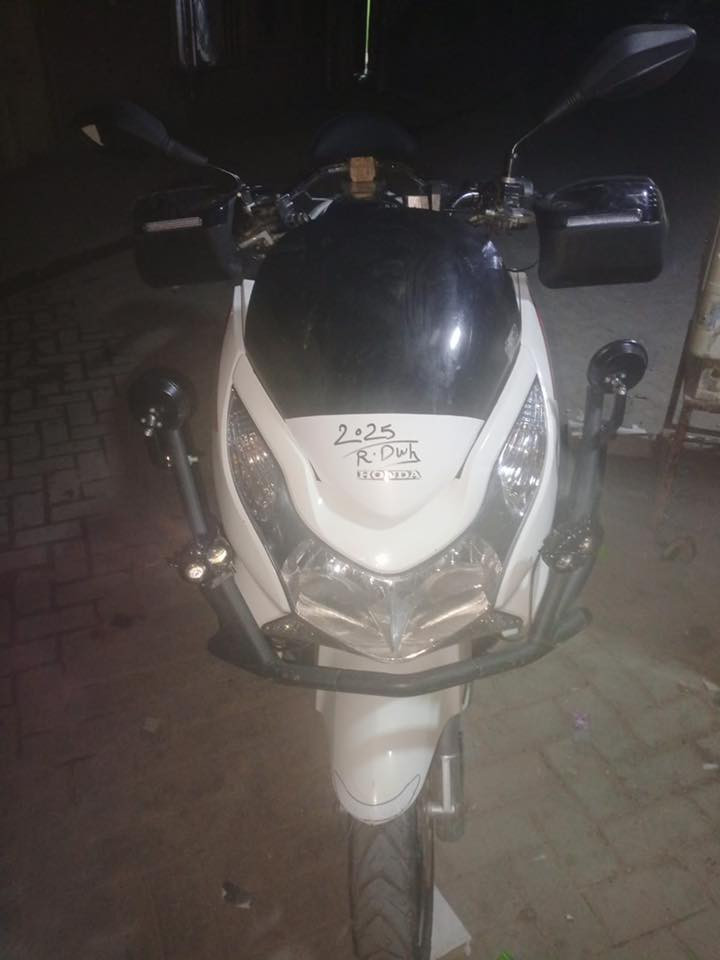 السلام عليكم دراجه psx جيل اول مكينه 150 كامله كلشي ما بيه نقص حساسات شغاله كهربائيات شغاله الدراجه ع ايدي لا متعبه ولا نقصه شي بس ما عده البوفيه الكدامك يرادله ترتيب اشويه سويجات اثنين الدراجه مكمركه 
سبب لبيع عندي عمليه العمي وحتاجينه افلوس بس ما ابيعه بخساره السعر 1450 وحق الزهراء الدراجه مكلفتني اكثر من هاذ السعر العنوان بغداد الرقم واتساب *********** انتصال/ ***********
