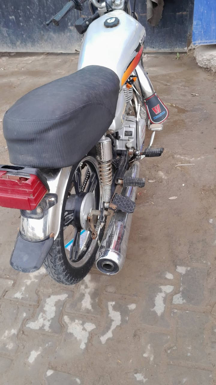 السلام عليكم دراجه ايرانيه للبيع خمسه قير كهربائياته شغاله تارات انظاف شوبليس ماكينهه لا تبخر ولا تنقص جيل 22 400 وبيها مجال مكان بلديات ***********
