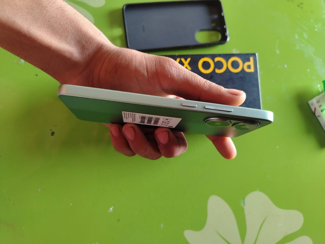 سلام عليكم جهاز بوكوPOCO X7 Pro للبيع مثل ما موضح كدامكم  نضافه 100  يشغل 120فريم السعر 400 قفل لا تدخل خاص وتكلي بي مجال  ***********
