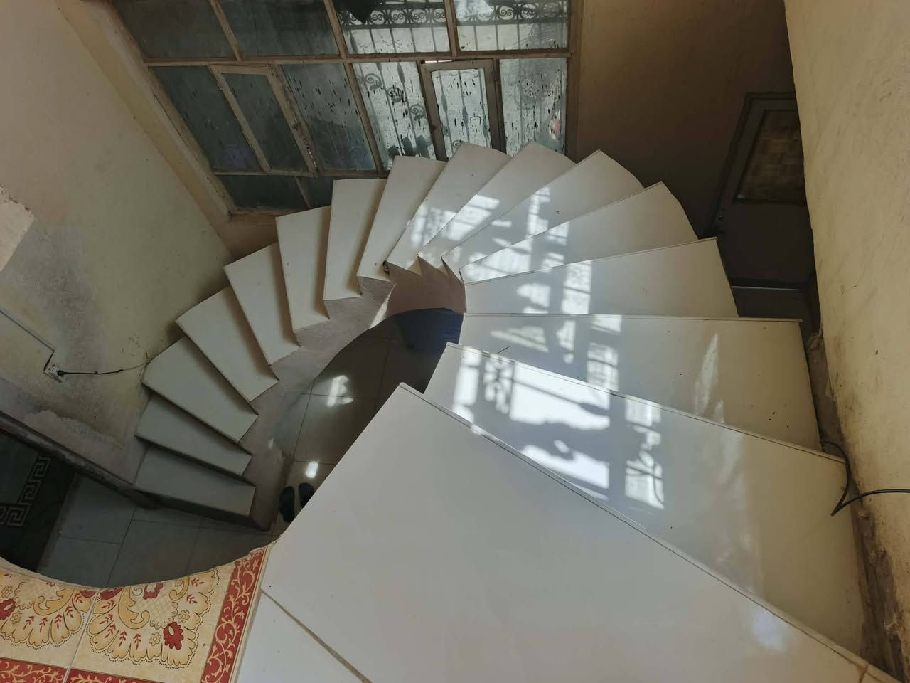 السلام عليكم ورحمه الله وبركاته 
بيت للبيع ملك صرف مساحه 180 واقع حال 300 متر طابقين  يحتوي على ثلاث غرف. نوم صاله استقبال مطبخ ومجمع صحي داخلي ومجمع صحي خارجي  علمن طريق قيد الانشاء مجاري وسبيس العنوان شارع 80 محيزم خلف مجمع. السلام. السكني للمعلومات الاتصال على الرقم التالي ***********
