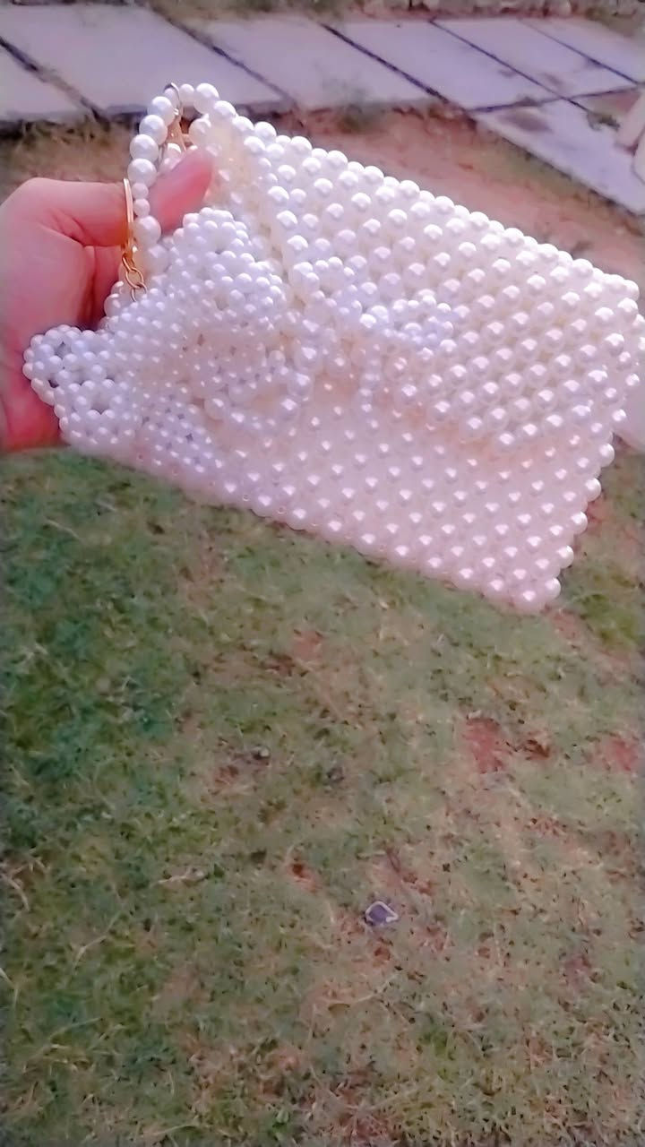من اعمالي 😍 

أضيفي لمسة من الأناقة والرقي إلى إطلالتك مع هذه الحقيبة المصنوعة يدويًا من الخرز اللامع، بتصميم مميز يجمع بين الفخامة والنعومة في قطعة واحدة.
🤍 صناعة يدوية بكل حب وإتقان
🤍 تصميم أنيق يناسب مختلف المناسبات
🤍 هدية رائعة لمن تعشق التميز
للطلب والاستفسار، راسلينا عبر الصفحة 📩يوجد توصيل لجميع محافظات العراق وداخل هيت


**إذا كنت صاحب هذا الإعلان وتريد حذفه لأي سبب، رجاءا أرسل رسالة إلى الدعم الفني**