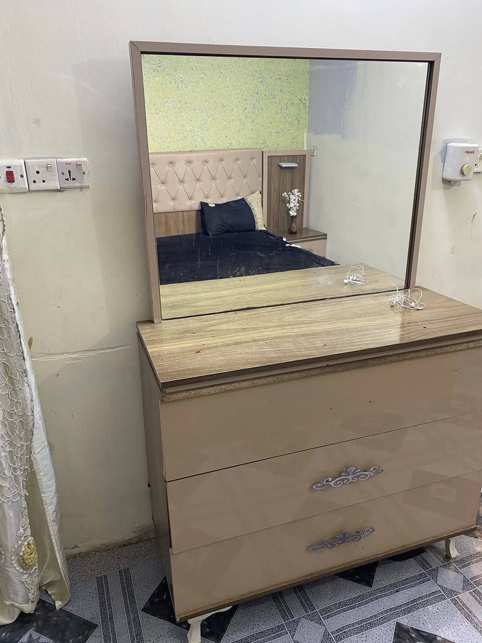 السلام عليكم غرفه تركي للبيع باب اول ٨قطع جديده كلشي مابيه ٤٢٥ للتواصل ***********
