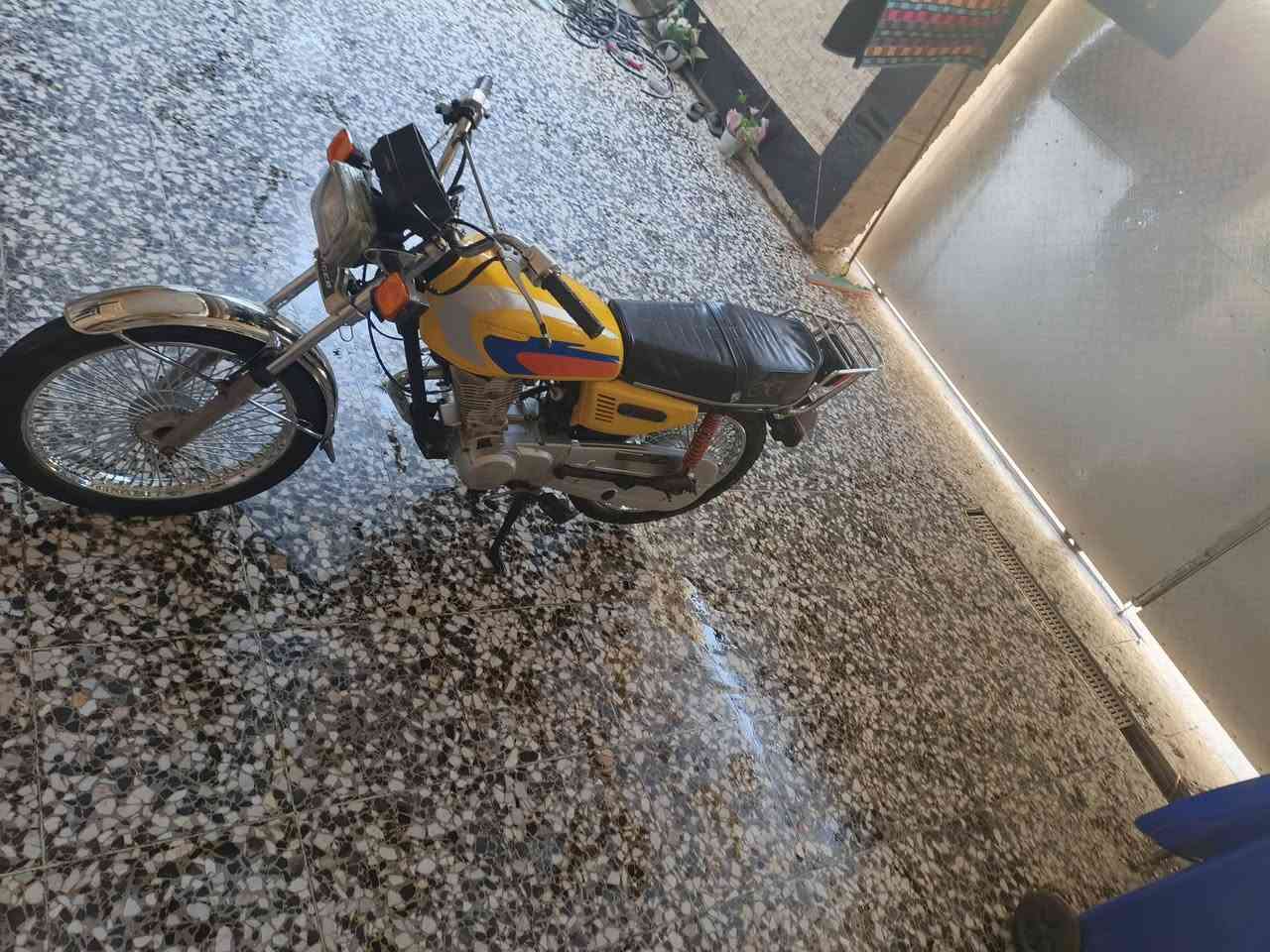 يالله سلام عليكم دراجه للبيع ايراني 4 كير اوراق كاملة ومكمركه بس روح رقم دراجه خير من الله موديل 2020 مكينه ابدل بيها فقط بوشه مكينه خرسه كهربائيات كلها شغاله مكاني بغداد حي النصر *********** السعر 450 وبيها مجال قليل
