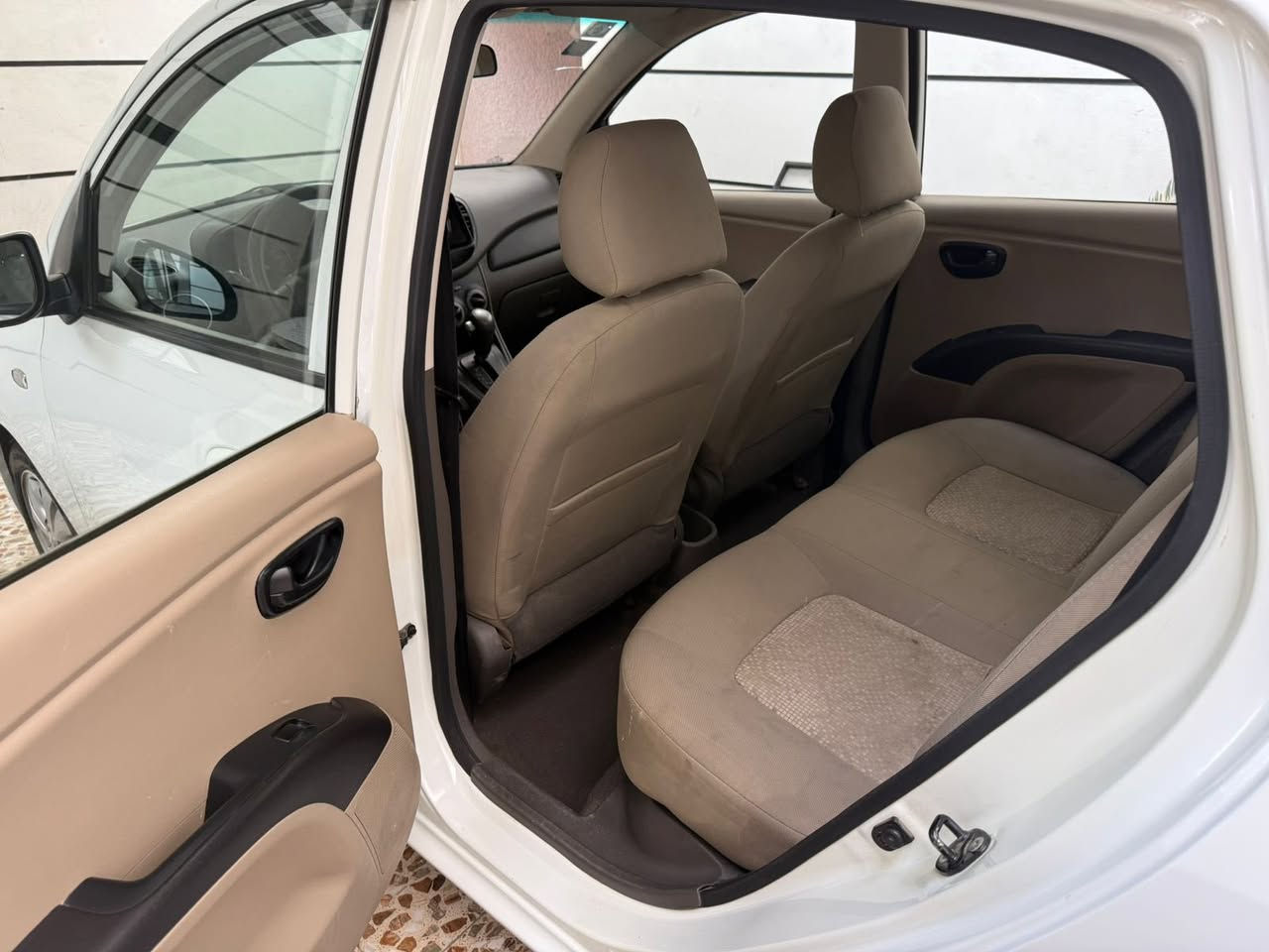 السلام عليكم عندي i10موديل 2014 
ماشية ٨٢ 
كير اوتماتيك ومحرك ٤ سلندر وجام كهرباء ويل كب اشاير بالمري  وشاشة وكامرة
بيها صبغ بيبان ثنين بدون دواخل 
رايدها 79وبيها مجال بسيط 
الاستفسار ***********
