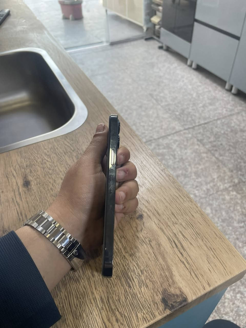 للبيع آيفون 12 برو ماكس  مبدل فقط شاشه نوعيه مو كلش زينه وسط سعره 300 ألف وبي مجال العنوان بغداد الرقم ***********
