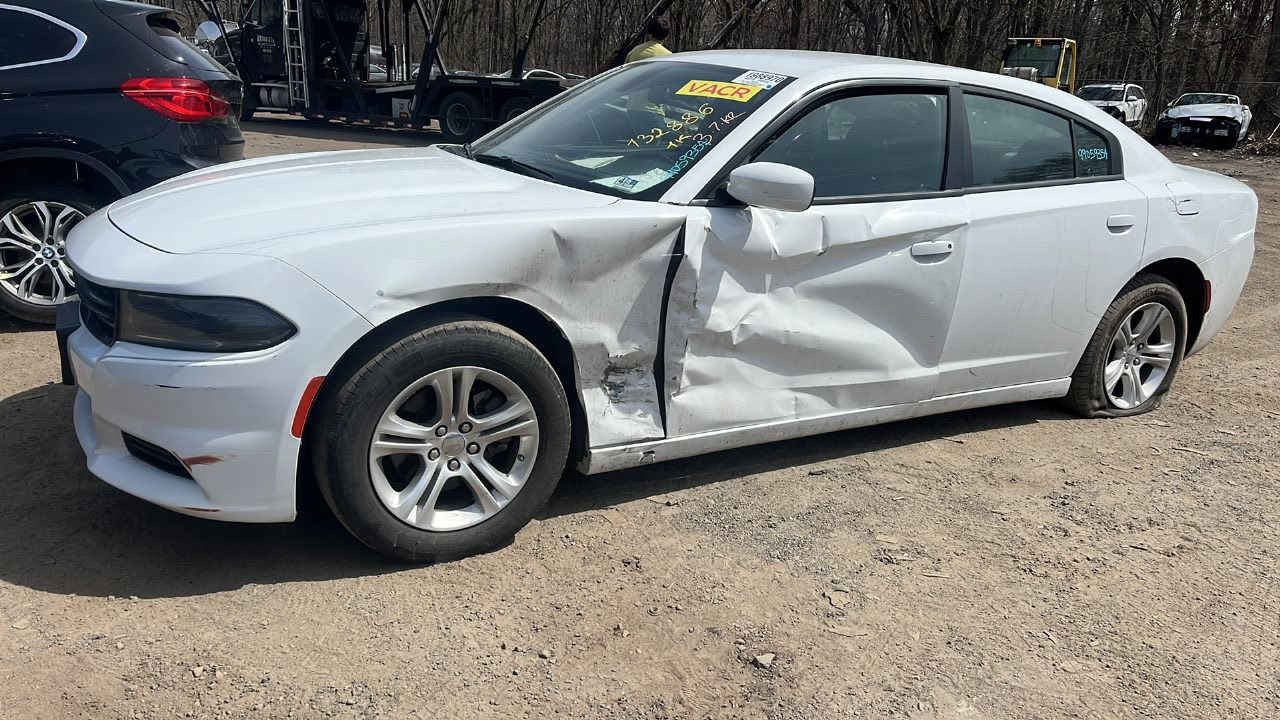 السلام عليكم جارجر 2022 لون ابيض رقم اربيل سنويه بأسمي حادث مثل ما موضح بلصوره باب مبدل نفس اللون وجاملغ معمر نفسه بدون ايرباك وبيها بارد جاملغ خلف سائق ماشيه 58 ميل تخم تاير السعر 225 وبيها شي قليل للاستفسار *********** مكان السياره بغداد
