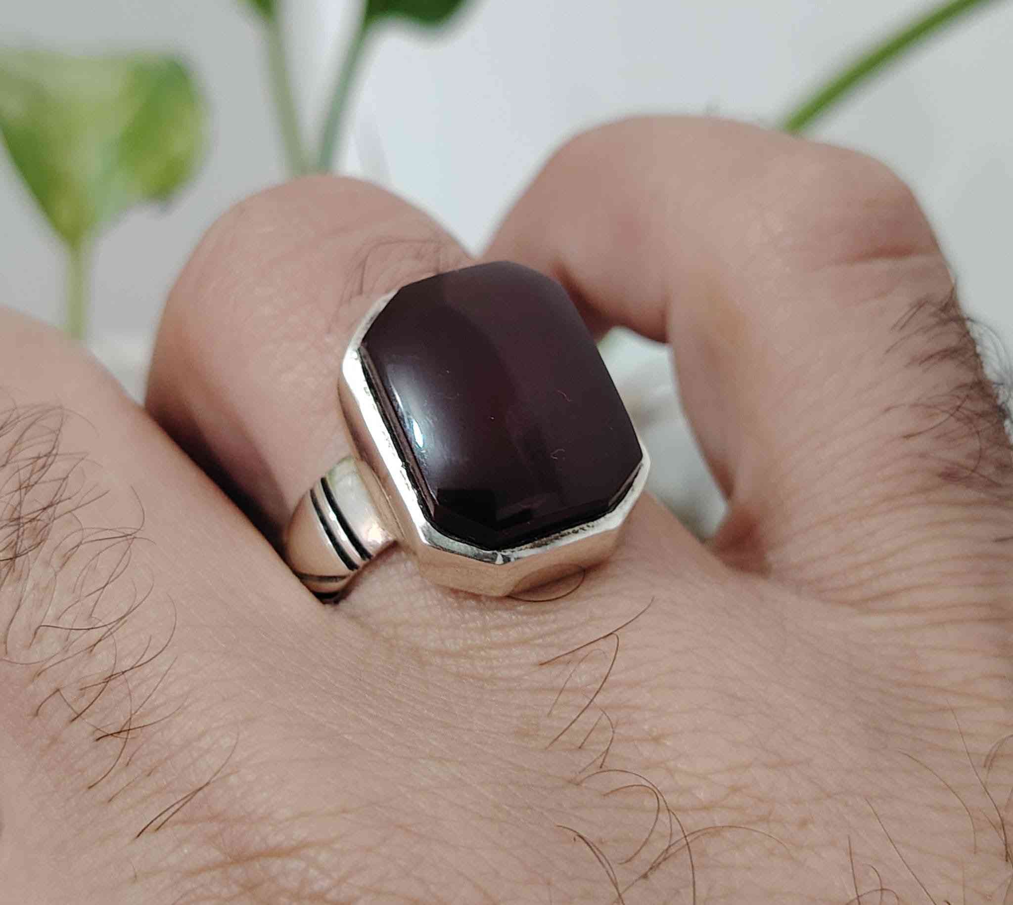 اللهم صل على محمد وال محمد 
خاتم من حجر العقيق اليماني الطبيعي الكرزي
صياغه ثقيلة وجميلة فضه عيار ٩٢٥
يوجد توصيل إلى جميع المحافظات
التواصل ع الخاص او ع الواتساب ***********
