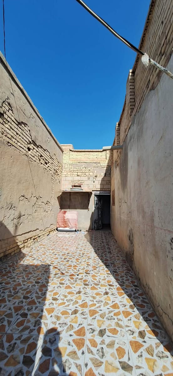 السلام عليكم بيتين للبيع البيت الاول  طابو صرف بنيان قديم والبيت الثاني بنيان حديث   وموقعهن بالدور
استفسار اتصال عله رقم***********
