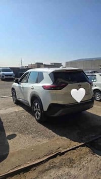 سيارة نيسان روج موديل ٢٠٢٣ SV AWD لون ابيض الضرر جاملغ امامي يمين ويسا...