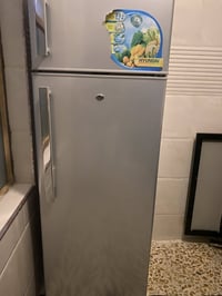 ثلاجة للبيع كلش نضيفه  السعر 200 او بيها مجال قليل بغداد السيدية  0773...