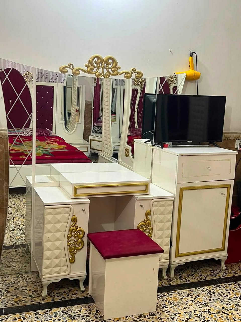 سلام عليكم غراض بيت نضيفه كلش للبيع واسعارهن مناسبه
غرفه نوم تركي نوعيه كلش زينه سعرهه ٣٠٠ 
التخم النيلي ب٤٠٠ 
التخم الثاني بهم ٤٠٠ 
مكاني المسيب سده الهنديه للاستفسار خاص او اتصال ***********
