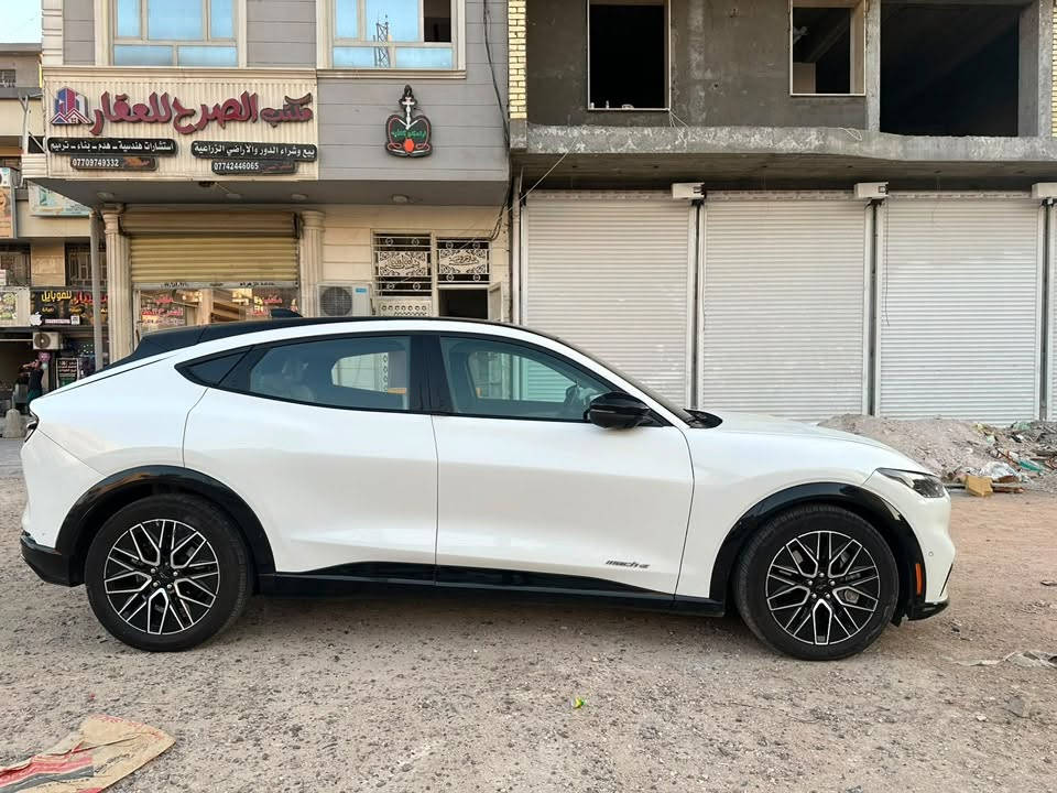 ورد موستانج ماك-إي (Mustang Mach-E) للبيع ⚡
النوع: فورد موستانج ماك-إي (كهربائية بالكامل).
 اللون: أبيض / داخلية جلد فاتح وفخمة.
 المواصفات:
 سقف بانوراما زجاجي كامل.
 شاشة عملاقة وشاشة عدادات رقمية.
 حساسات وكاميرات ورادار مساعدة سائق.
 أضاءة فول LED هجومية.
 الرقم: بغداد (ألماني جاهز للتحويل).
 الحالة: نظيفة جداً بحالة الزيرو جاهزة للركوب.***********
