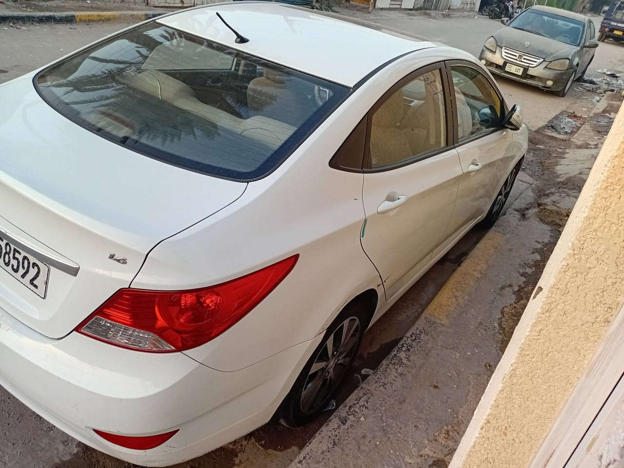 السلام عليكم اكسنت 2015 خليجي  محرك 1600 قطرتين ماشيه ١٨٠ الف السياره تحكم ستيرن شاشه كامره اشاير بل مري سونرها منشور وايضا بيهه بارد اقل الشبر بباب السائق  بدون صبغ   بغداد حي اور  السعر 105 رقم الهاتف ***********
