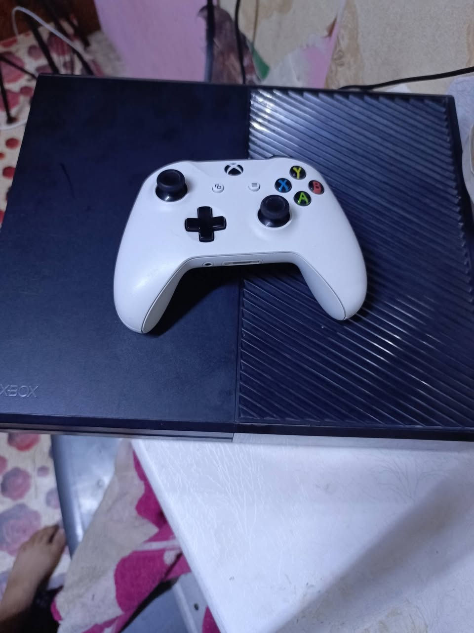 السلام عليكم عندي اكس بوكس وان فات البيع ملحقات كامله يده اصليه ومحوله نضيف كلش بي العاب فيفا 26وبيس25 وسيارات السعر 140الف وبي مجال قليل الشراي مكاني البصرة حي الخضراء مقابيل محد النفط الرقم ***********
