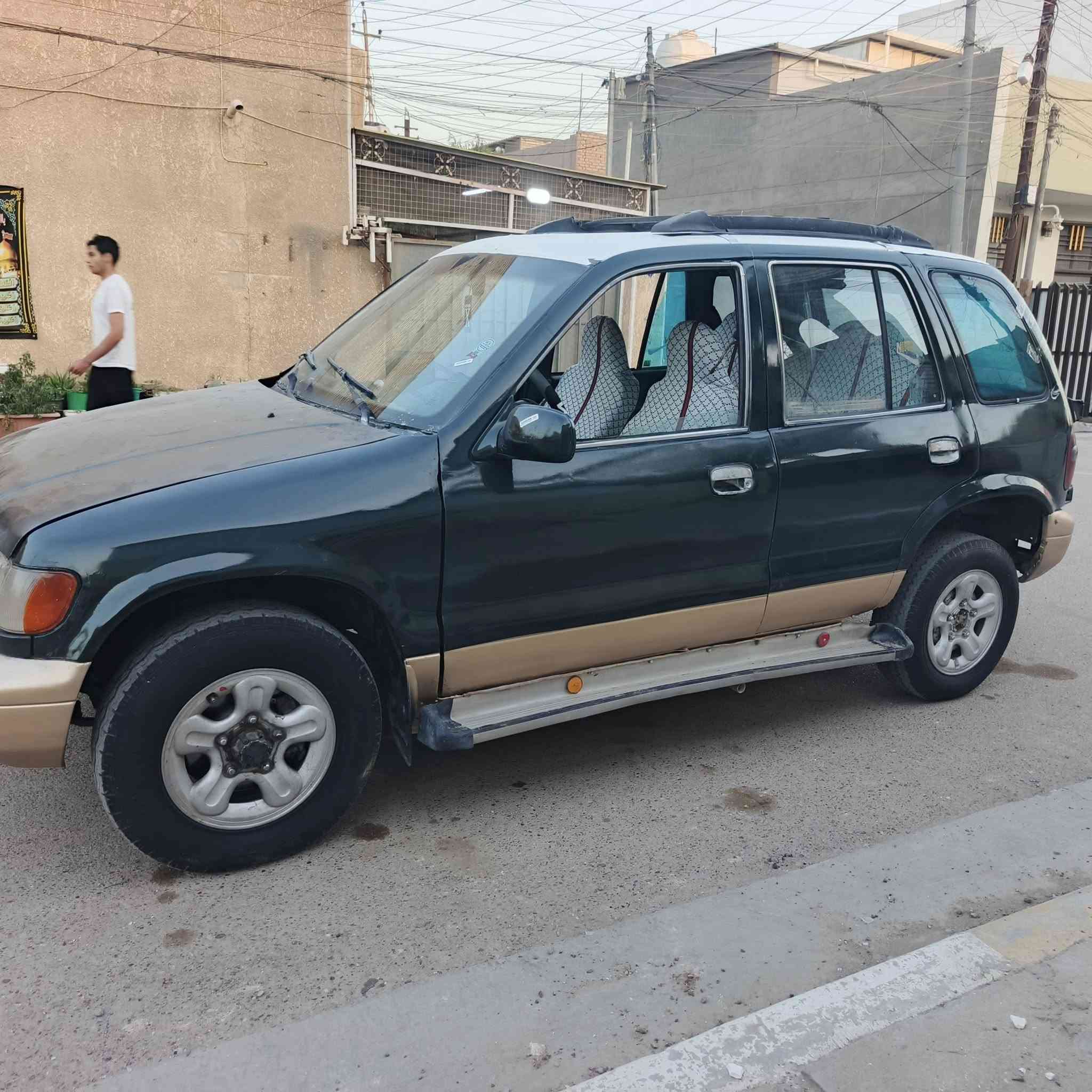 السلام عليكم سبورتج موديل 1994 كير مكينة صدر امامي خلفي اكسل فور ويل شغال ب 32 وبيها مجال بغداد 
***********
