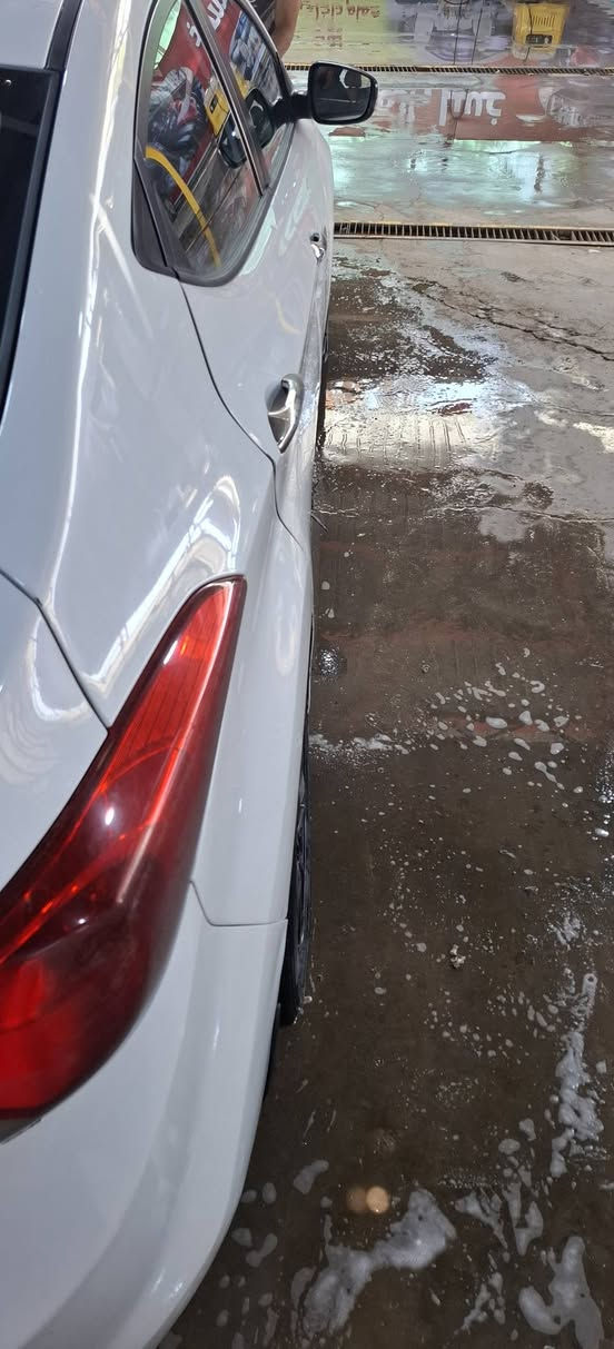 السلام عليكم، النترا 13 خليجي للبيع او مراوس بسيارة اقل منها، فتحة وتحكم وشاشة أندرويد وكامرة دوارة، واشاير بالمري وتبريد جديد منظومة كاملة، منظومة زنون أصلي، مكينة 1600نظام ايكو، يعني فول عده البصمة، رقم اربيل ساقط وبيها بنيد وشوية بالباب+ بارد بالجاملغ وموضح بالصورة، مكانها الديوانية 
***********
