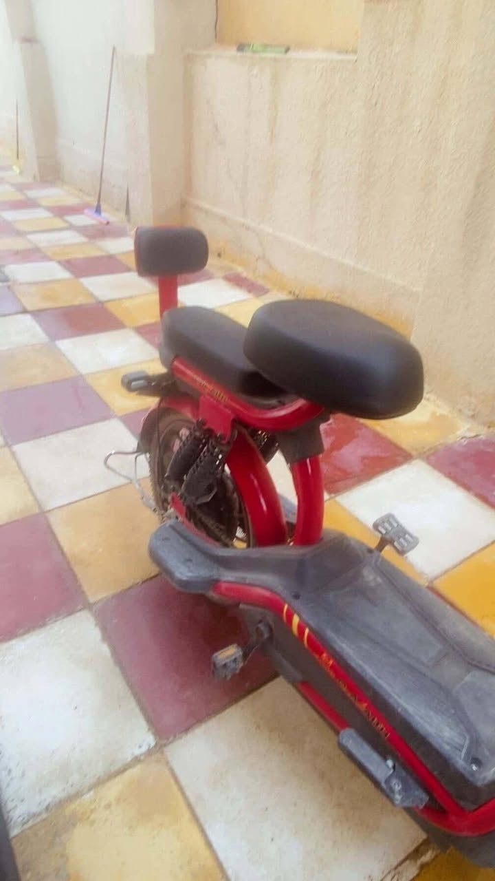 دراجه شحن مامفتوحه ابد مستخدمه اقل الشهر نضافه فول ماعدى البريك الخلفي غير شغال السعر 350 وبيها مجال ***********‬‏
