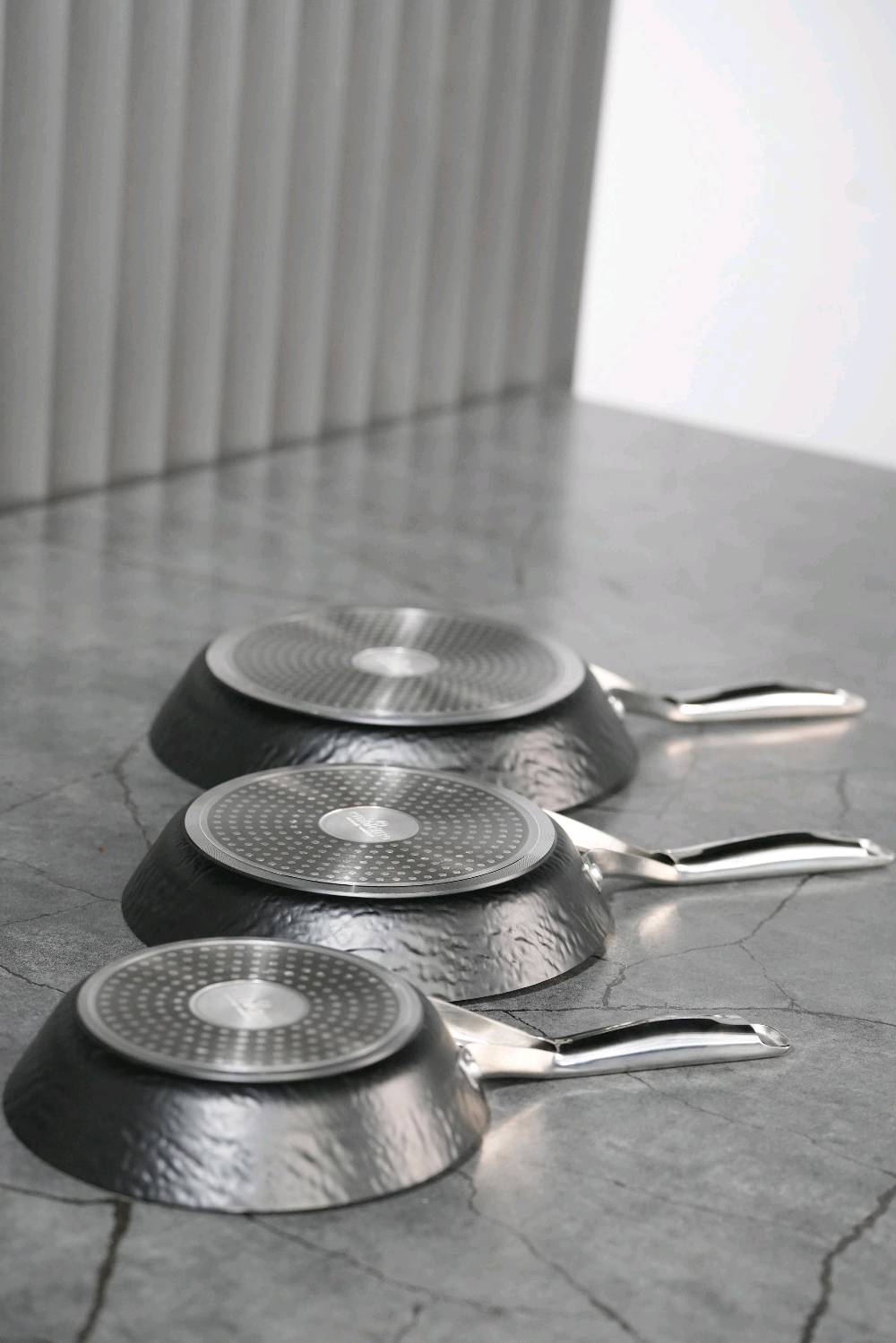 مقلاة إمبليوم الأصلية – سيت 3 قطع 🔥
إذا تريد مقلاة تعمّر وتطبخ براحتك بدون ما يلتصق الأكل، فهاذي اختيارك الصح 👌
✔️ طلاء 3 طبقات نون ستيك قوي يخلي الطبخ أسهل والتنظيف أسرع
✔️ سماكة جسم 3.5 ملم حتى توزع الحرارة بشكل متساوي
✔️ تتحمل لحد 16,000 خدش يعني استخدام يومي بدون خوف
✔️ مسكات مريحة وثابتة، ما تسخن بسرعة
✔️ مناسبة لكل أنواع الطبخ: بيض، لحم، خضرة، فطور وغدا
📦 السيت يحتوي 3 أحجام تناسب كل الاحتياجات:
– 20 سم
– 24 سم
– 28 سم
💯 جودة عالية من Emblem، عملية، متينة، وتخلي مطبخك مرتب واحترافي.
اختيار ذكي لكل مطبخ 👩‍🍳👨‍🍳