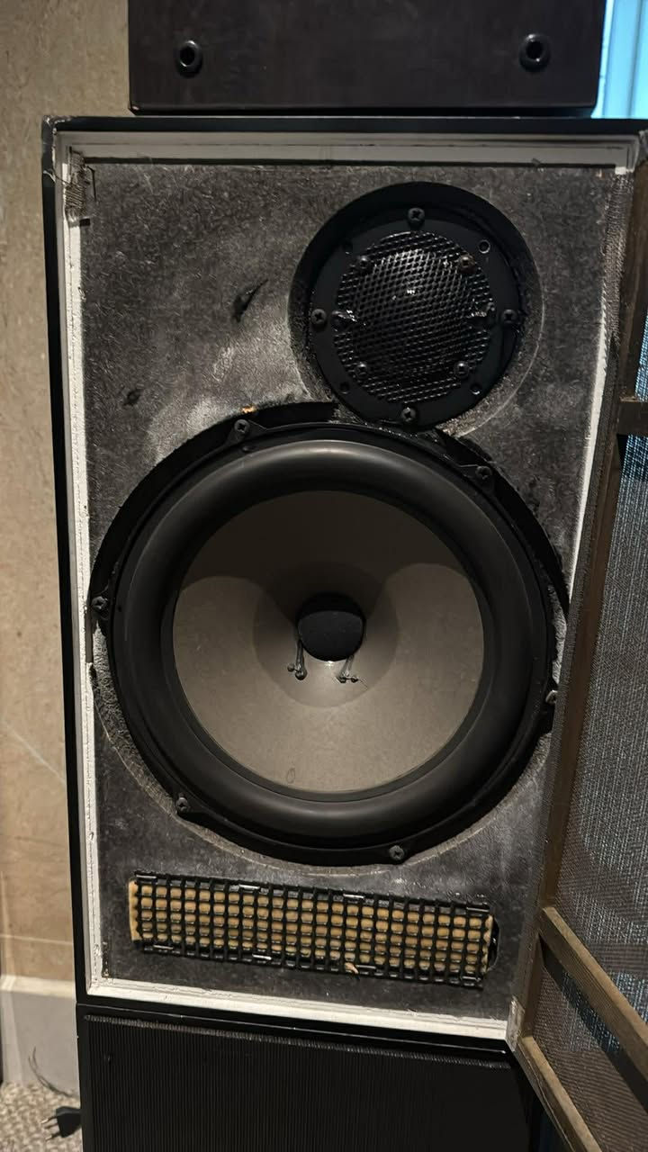 السلام عليكم مجموعه سماعات للبيع للتواصل ***********
