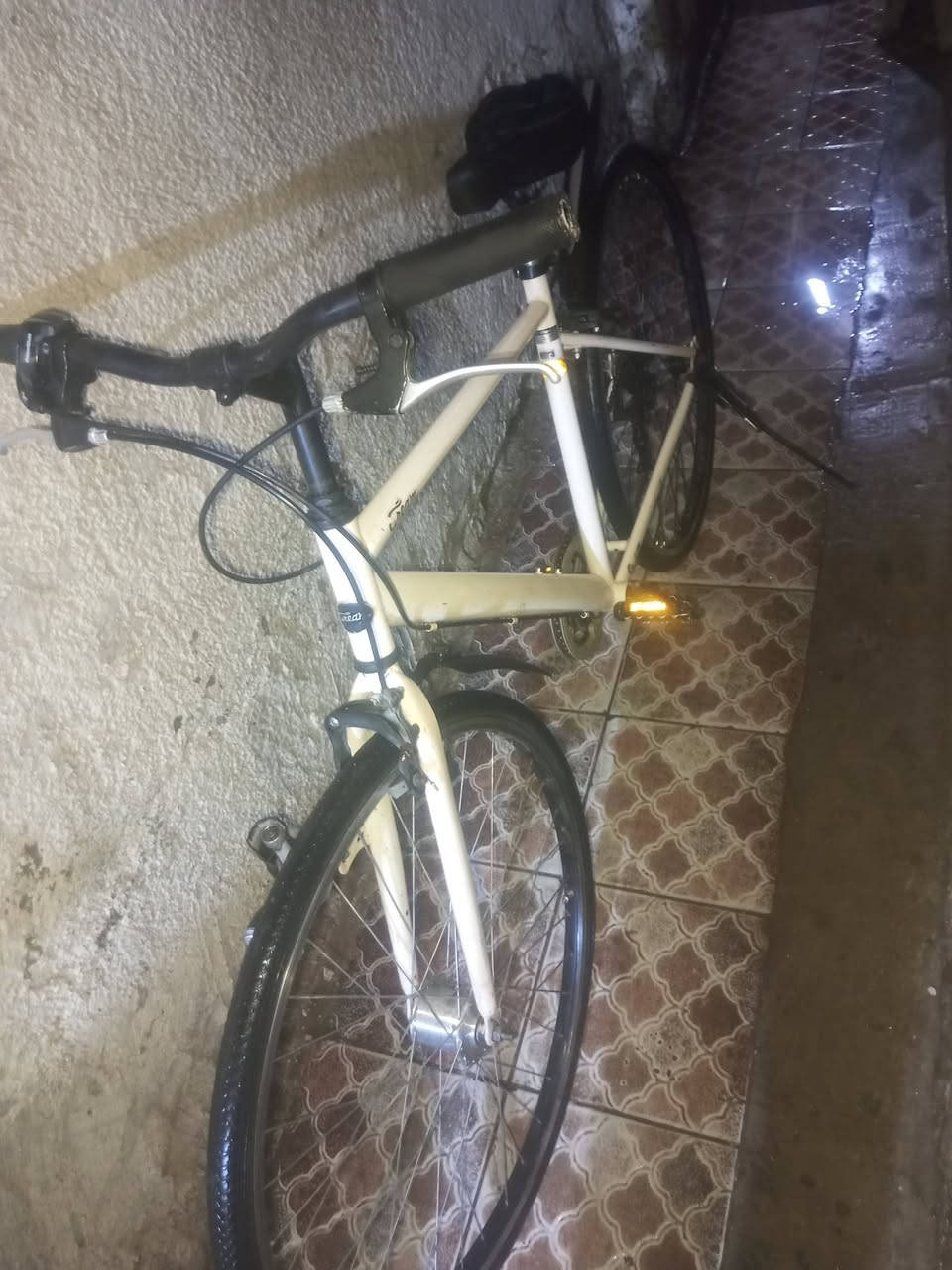 سلام عليكم بايسكل جديد للبيع كلشي مناقصه كير بريكات كلوب شغال كله كامل برغي مناقصةالسعر 100بي مجال  العنوان بغداد الاعضميه سبع بكار الرقم الاستفسار ***********
