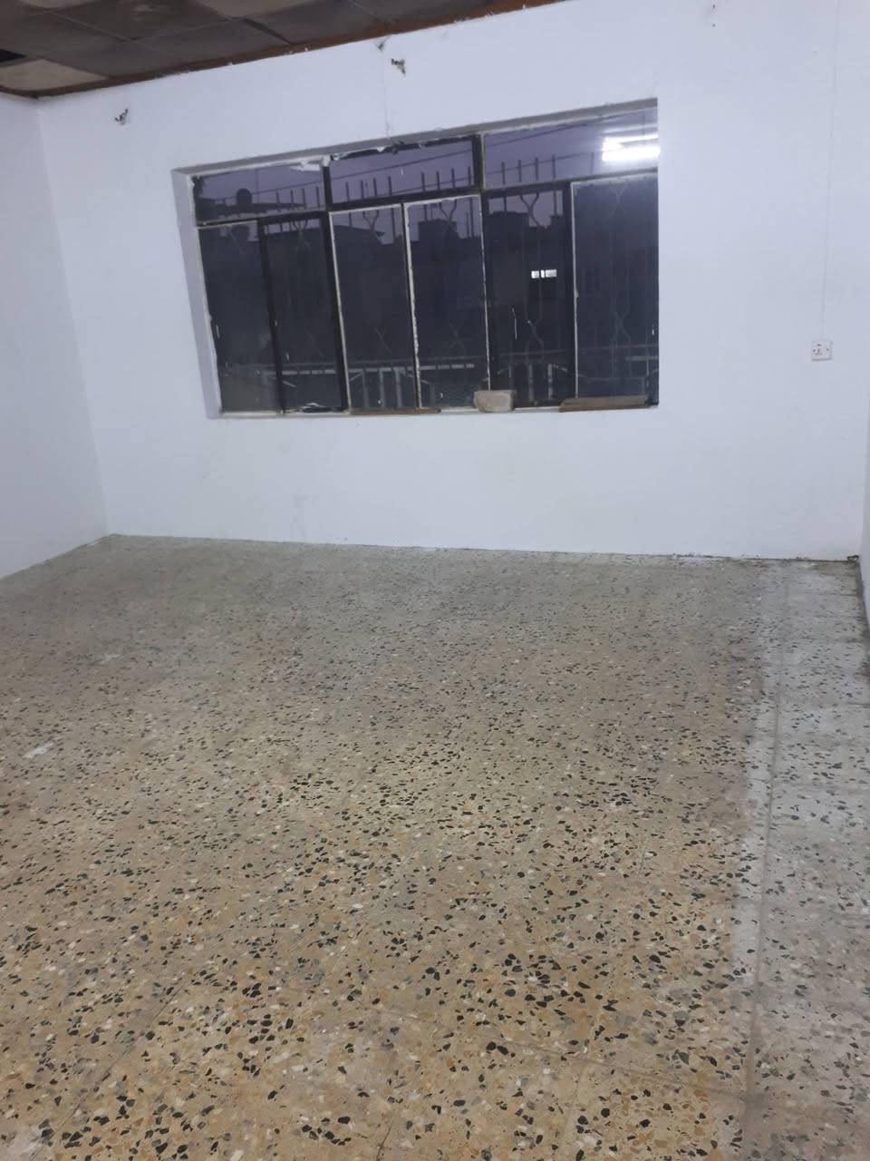 طابق ثاني للإيجار يتكون من ثلاثة غرف وهول وصحيات ومطبخ وبيتونه العنوان حي التاميم قرب جامع محمد الفائق سعر للإيجار ٢٠٠ الف ***********
