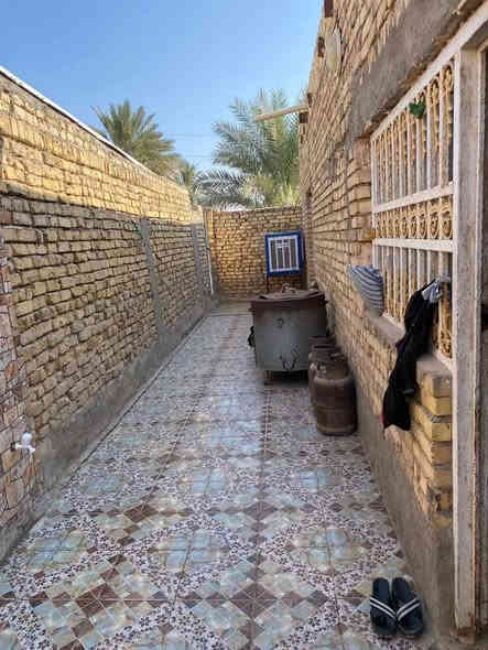 بيت زراعي للبيع...
 في منطقة ال حجي كاظم ..
يبعد عن شارع النجف ديوانية تقريبا 300 متر...
مقابل الفرقة التكتيكية..

نوع الملك ..زراعي سند 25
المساحة الكلية مع الحديقة 600 متر
مساحة البناء 200 متر..
الواجهة..20 متر والنزال 20..

البناء ..طابوگ طابق واحد درجة اولى ..
الاساس صب..
السقف عكادة...

متكون من غرفتين وصالة ومطبخ بمساحة كبيرة..
+ مجمع صحيات واستقبال...
+ حديقة جانبية
السعر 110 مع المجال..
للاستفسار اكثر الاتصال على الارقام :

***********
***********
او مراجعة مكتب 
ازهر المحمودي للعقار
شارع السوق 
مجاور مطعم عبد الرضا
