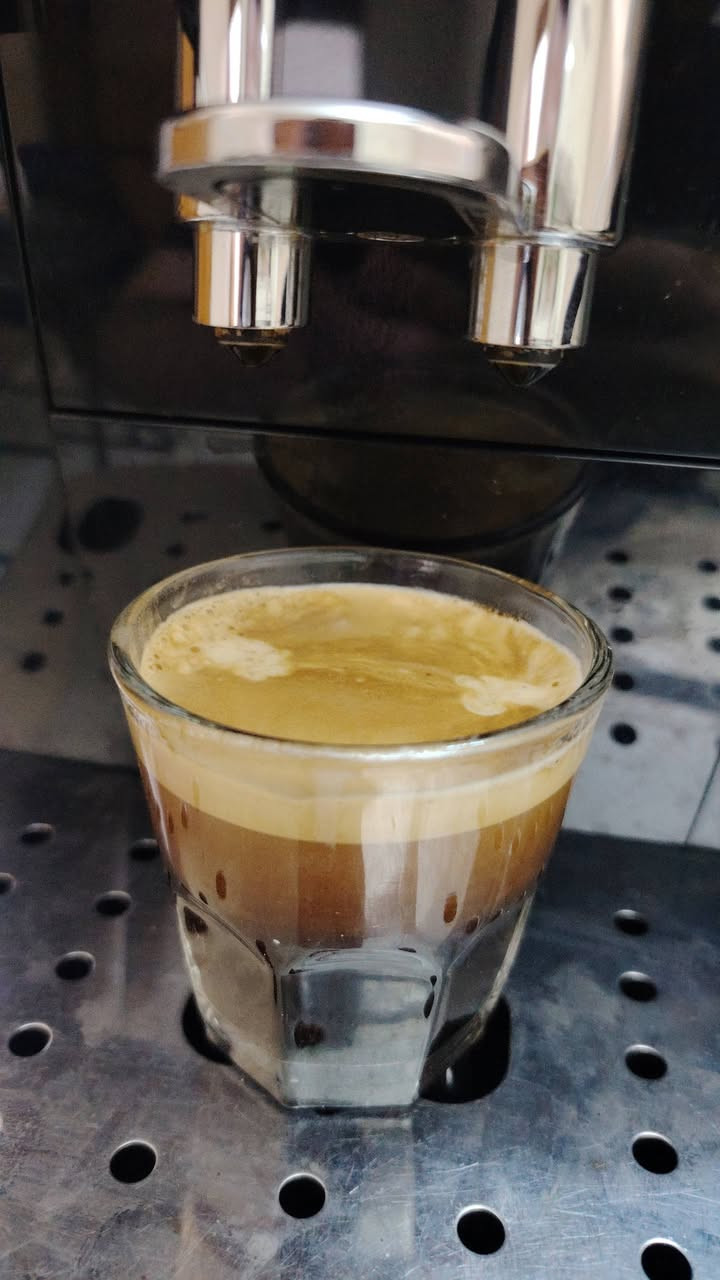 مكينة قهوة اوتوماتيك دولنجي دنياميكا المنشأ ( إيطالي) نقص خزان حليب فقط السعر 350 الف ***********
