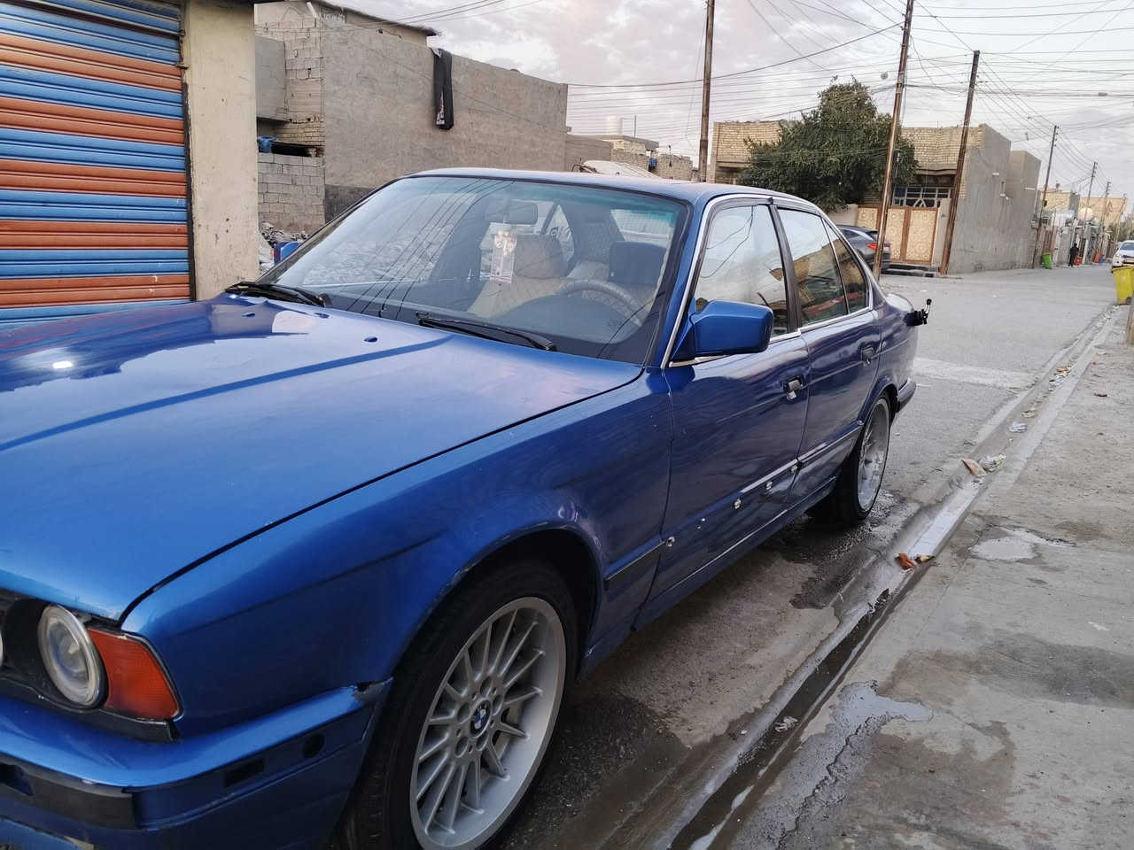 سلام عليكم بي ام 535 مفتوح سياره سياره مكينه كير خير من الله صدر نص عمر رقم ديالى شرط التحويل مصبوغه عام الجماليه مكفوله من الضربه  عوزها يده مال باب  السعر 40 وبيها مجال العنوان بغداد المعامل ***********
