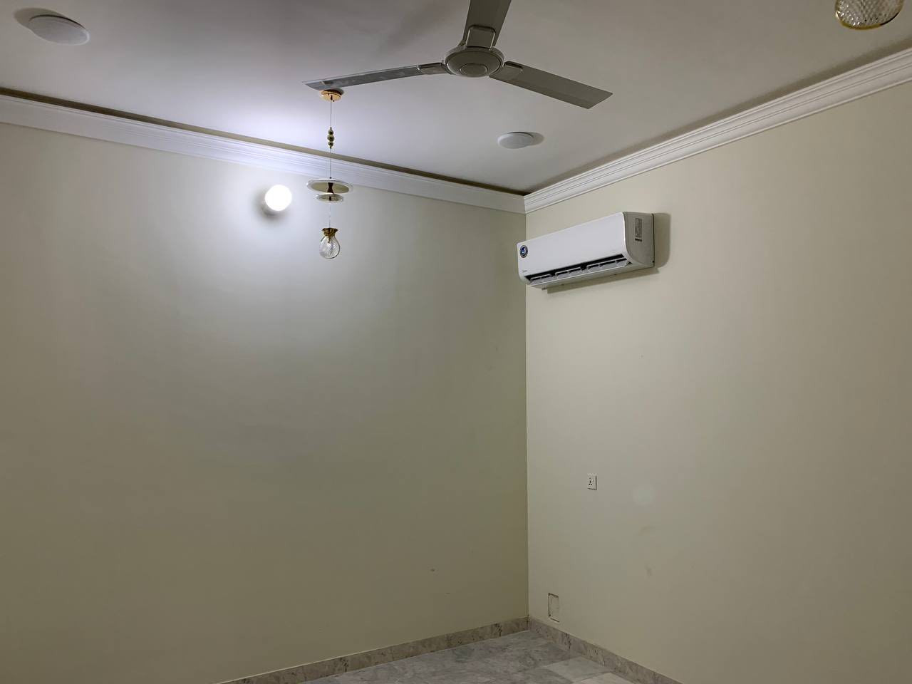 السلام عليكم
مشتمل طابق ثاني مساحه 150م بناء حديث 2025 يحتوي على غرفة نوم و صاله واستقبال ومطبخ وحمامين
الاثات يشمل :طقمين واحد بالصاله و واحد بالاستقبال إضافة إلى كاونتر وسبلت كنتوري 3 طن مع سبلت طن ونص انفيرتر مع فلتر تصفيه للتانكي ومنظومه تصفيه مياه.
الموقع 📍حي الضباط الثانيه خلف شارع جيش الشعبي
ملاحظه : المشتمل لا يؤجر إلا لعائلة صغيرة
لتواصل :*********** أتصال فقط.
