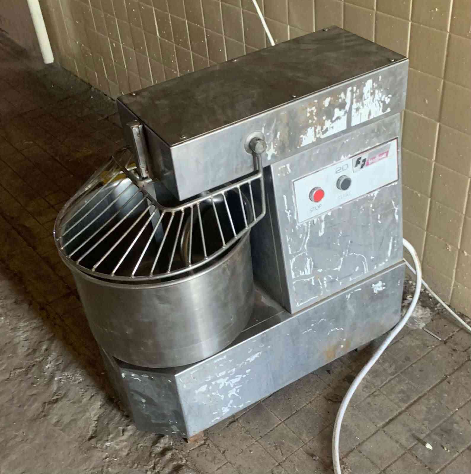 السلام عليكم 

غراض مطعم للبيع نظيفات جدا 

فرن طبقي خانه وحده نظيف جدا 
عجانه تركيه لولبيه نظيفه جدا 
كريل بركر مع قلايه فنكر نظيف جدا 

***********
***********
