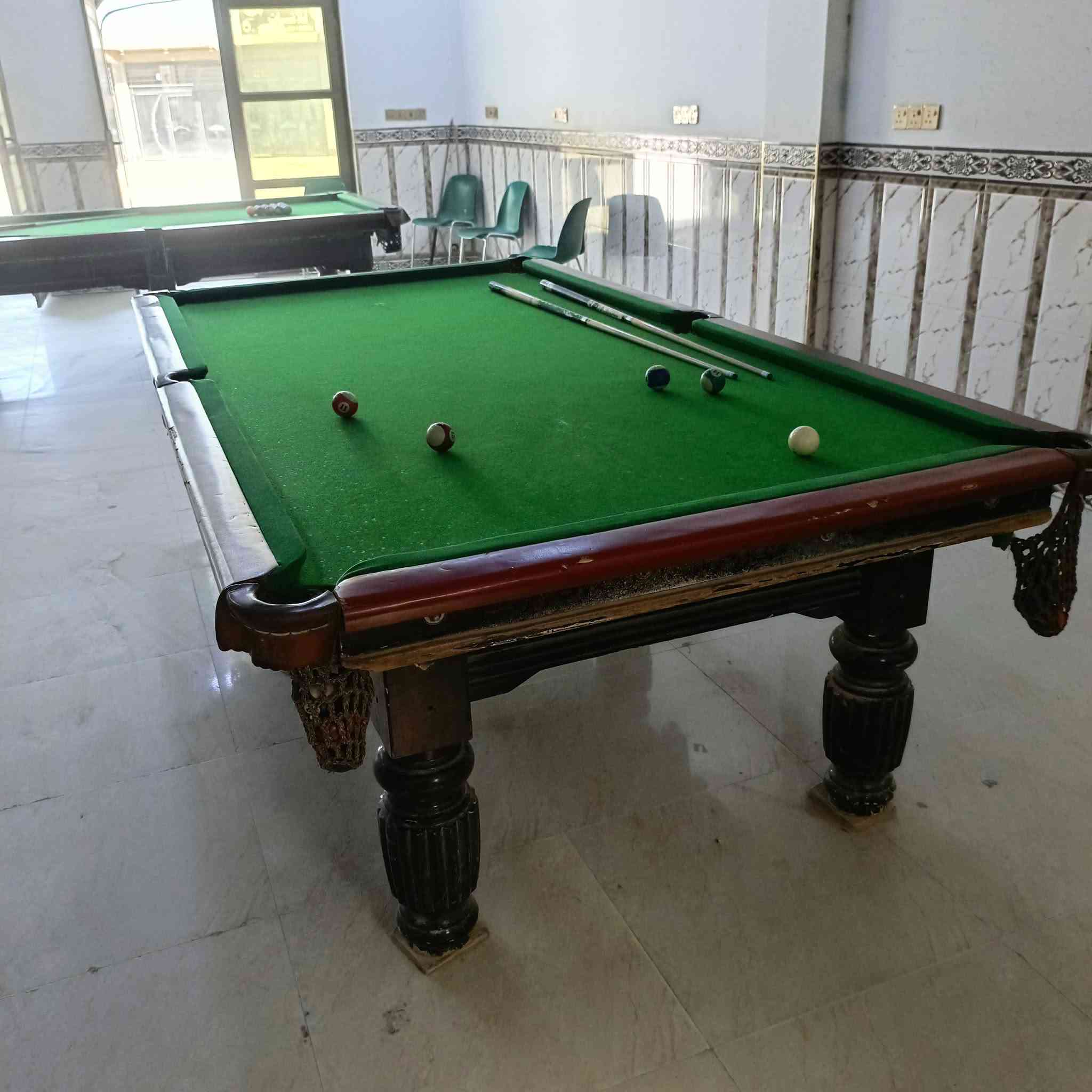 ميزين بليارد ومنضده للبيع جاهزات من كلشي بس شد وتلعب مرمر كله نظيف
سعر ميز 400 
سعر منضده 150
***********
