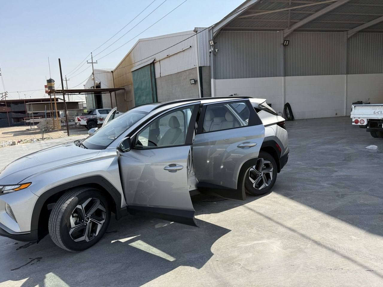 السلام عليكم
للبيع فقط توسان امريكي 
موديل 2024 نظيفه جدا 
رقم بغداد 
فول مواصفات 
داخل ابيض 
ماشية 18الف ml 
صور الحادث بالمنشور + ربع الجنطه الخلفيه صبغ
مكان السيارة واسط الصويرة 
***********
