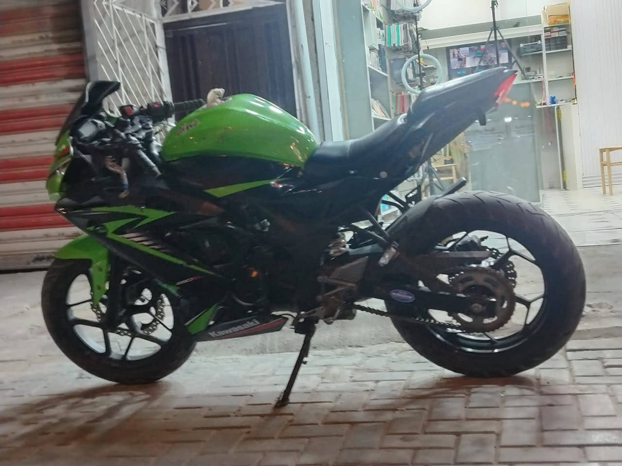 السلام عليكم كاوسكي مكينه ٣٠٠ الدراجه بيهه مكينه تشك الكاع  للبيع سعر مليون ونص مكاني حي الجهاد ***********
