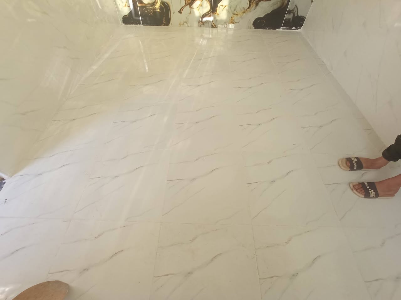 السلام عليكم
عملي سيراميك بورسلين حاليا متفرغ 
***********

@إشارة

