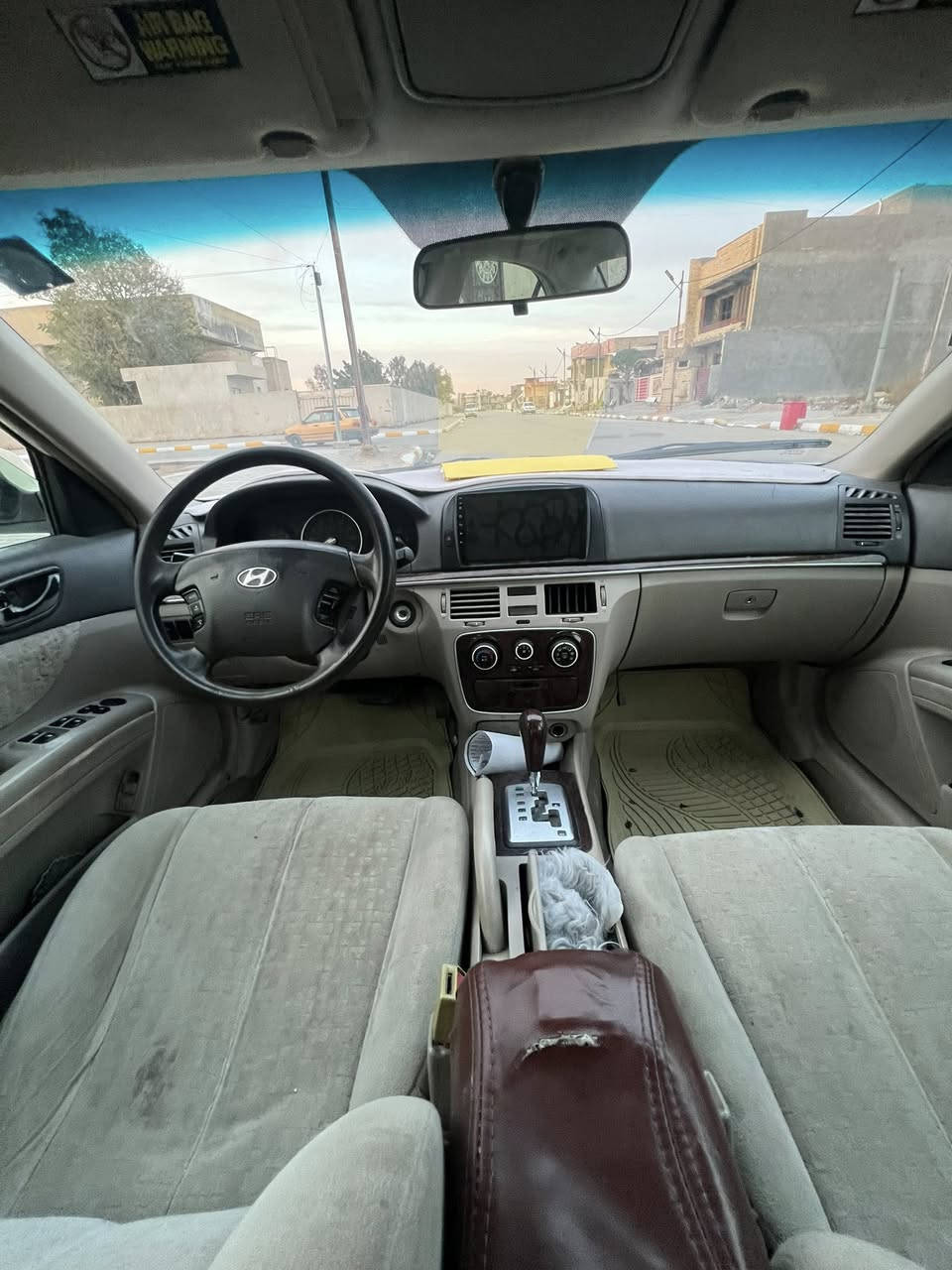 السلام عليكم
سوناته 2006بجم محدث 2010
مصبوغه عام اثر تكشير حادثها من امريكا جاملغ خلفي فقط بجمها كبس صدر خلفي امامي جديد 
تخم تاير جديد تبريد ثلج 
رقم بغداد دولي باسمي هزتها بعدلها سنه اله تسقط 
سياره محركها بي رواجز لا صرف ولا بخار 
مكان سياره واسط الصويره 
سعر السياره 80$وبيها مجال حق الجيه فقط 
للستفسار ***********
