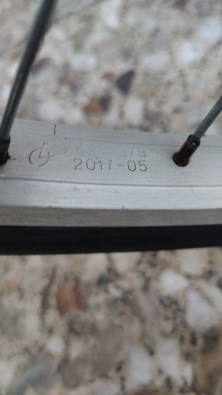 اسلام عليكم يوجد بايسكل بناتي حجم سته وعشرين ونضيف السعر 70 وبي مجال ***********
