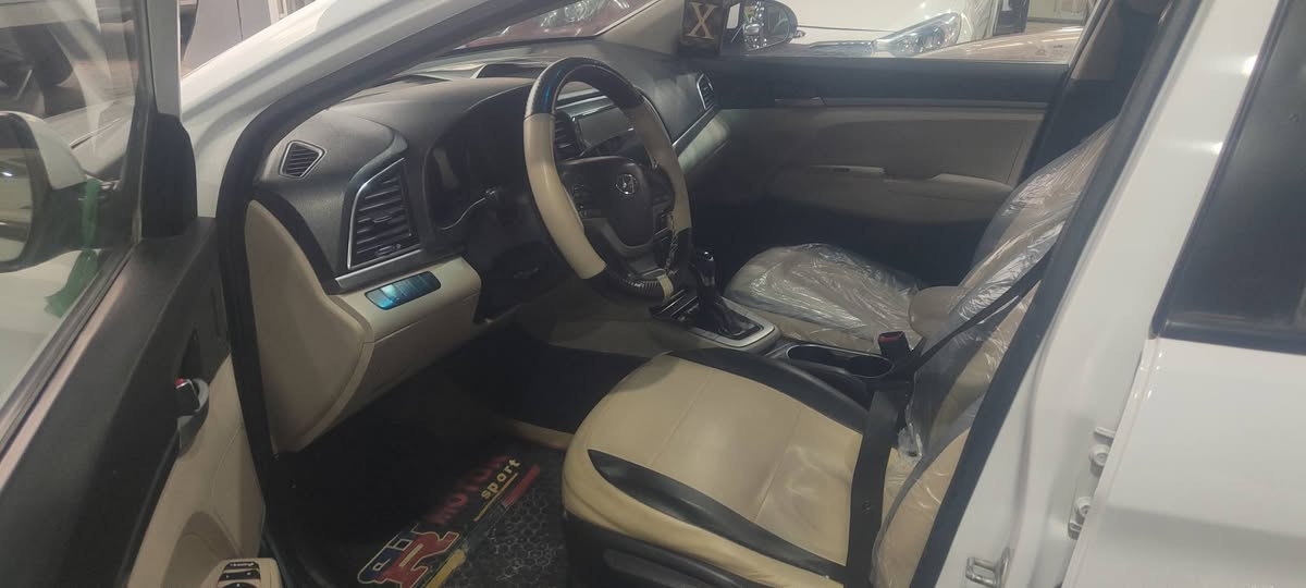 سلام عليكم النتر سوبر مديل  18مكينه 2000 بسم شركه فول بس البصمه شد تشغيل عن بعد ماشيه 82 السياره عليها ادامه كامله تغليف كشنات وارضيه جلد 
السعر 155 السونار مرفق بلمنشور مكانها نجف ناحيه الحيره للأستفسار اتصل ***********
