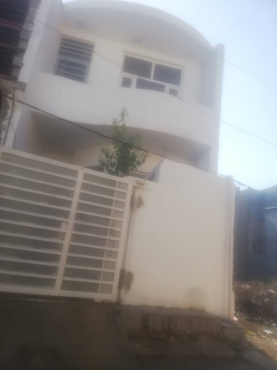 بيت للبيع طابقين بناء جديد مساحه 85 متر واجهه 5 متر ونزال 17 تبليط للباب يتكون من /استقبال وصحن درج مطبخ حمام داخلي منور وغرفه نوم ارضي اما الطابق الثاني غرفه نوم كبيره وحمام وسطح
 منطقه السوامره الثانيه قرب أسواق الشمري سند 25 السعر مناسب جداا (65) مليون وبي مجال//***********
